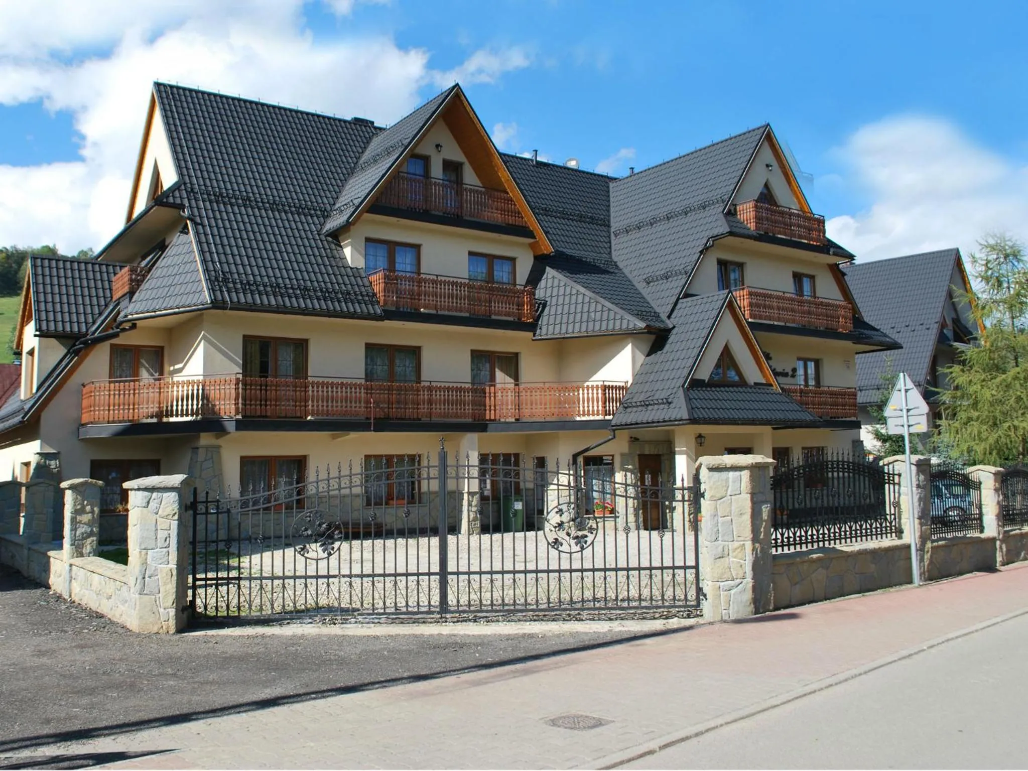 Facade/entrance in Willa Wiktoria 2