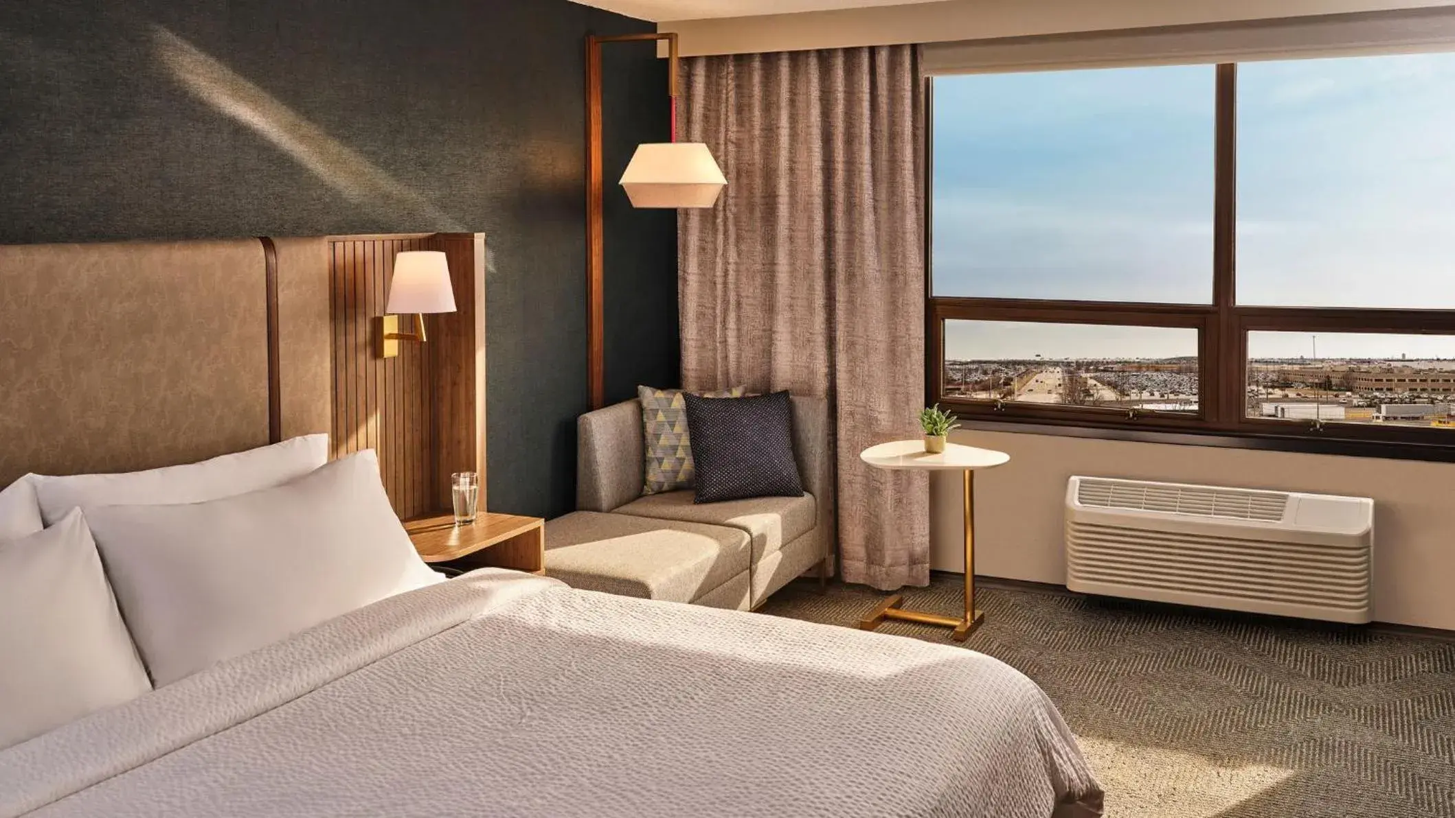 Standard King Room in Holiday Inn Chicago Midway Airport S by IHG Standard King Room in Holiday Inn Chicago Midway Airport S by IHG