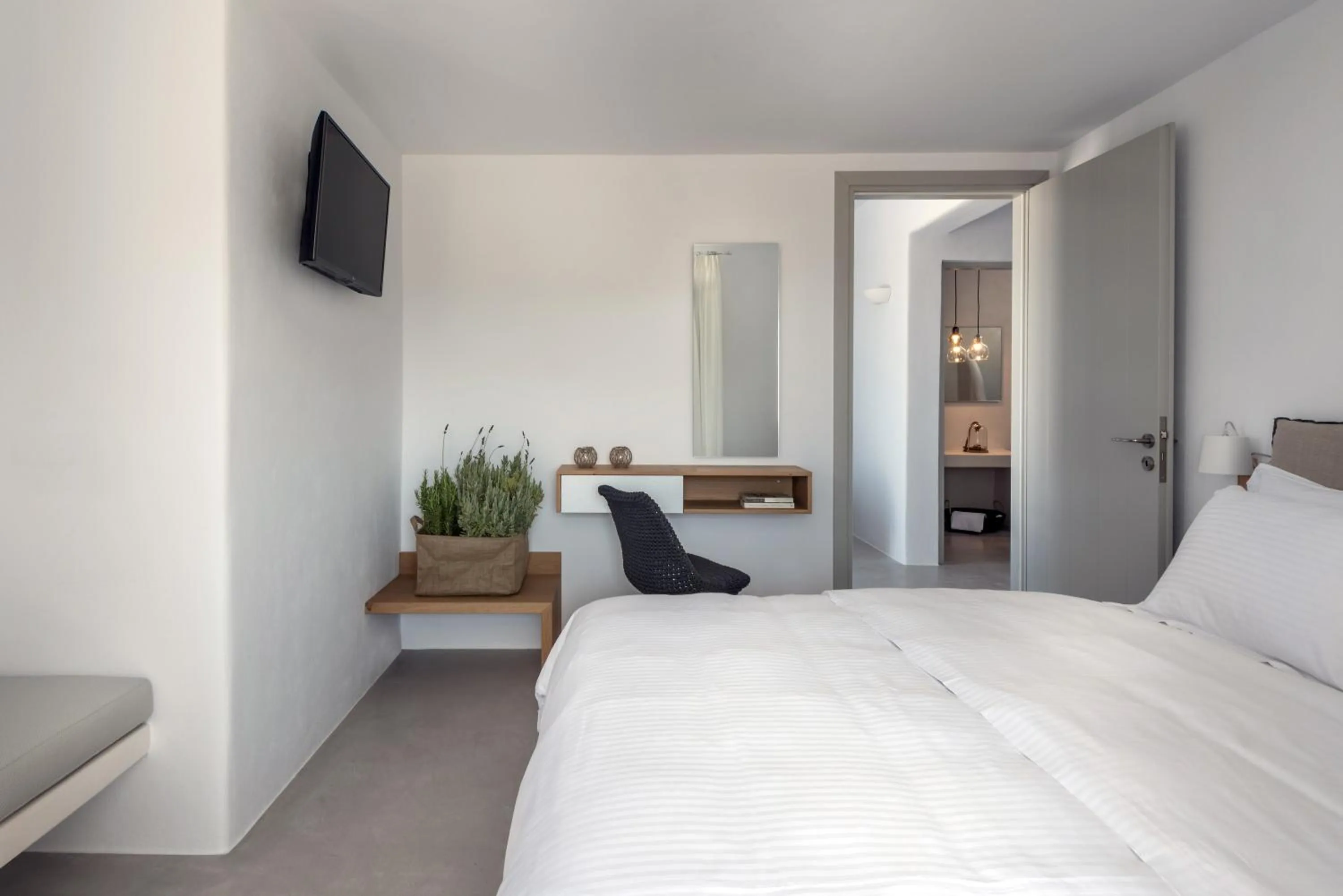 Photo of the whole room, Bed in Seven Suites