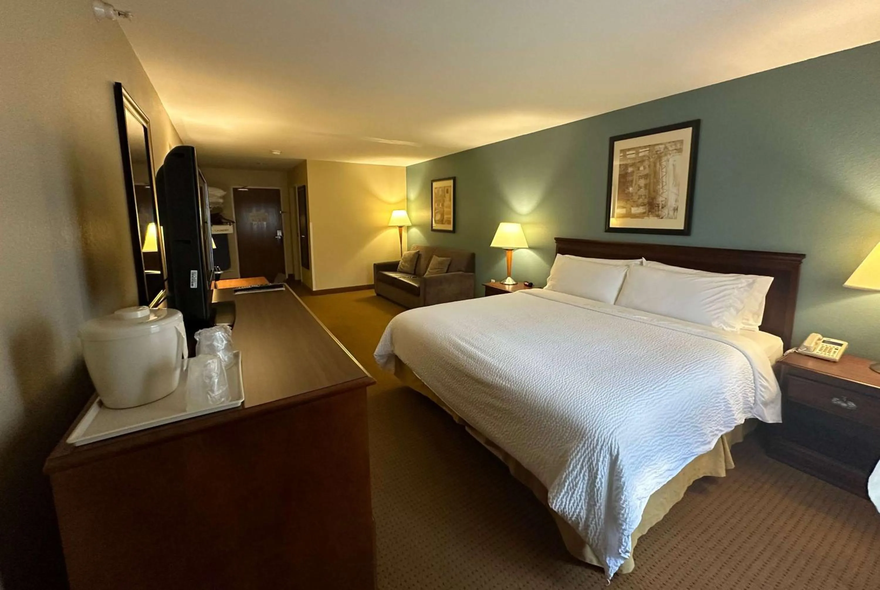 Photo of the whole room, Bed in Wingate by Wyndham Newell