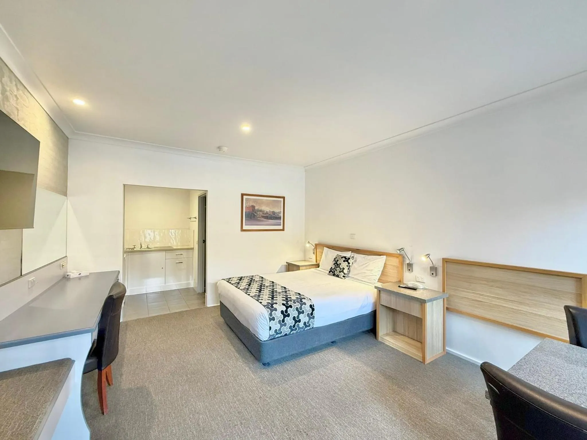 Photo of the whole room, Bed in Albury Paddlesteamer