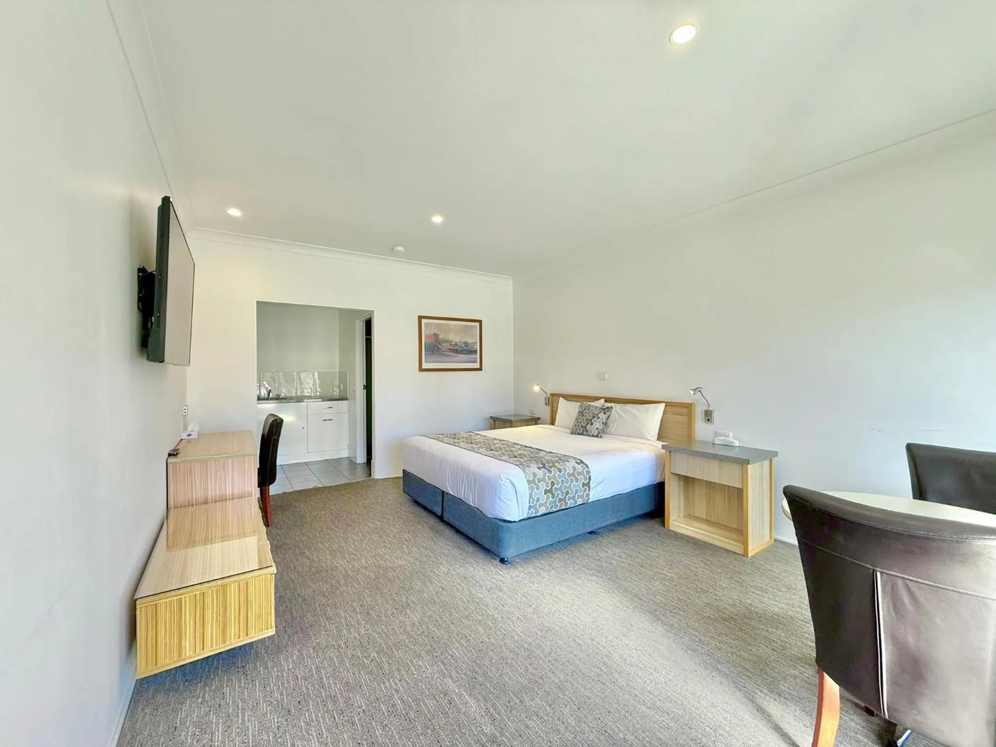Photo of the whole room, Bed in Albury Paddlesteamer