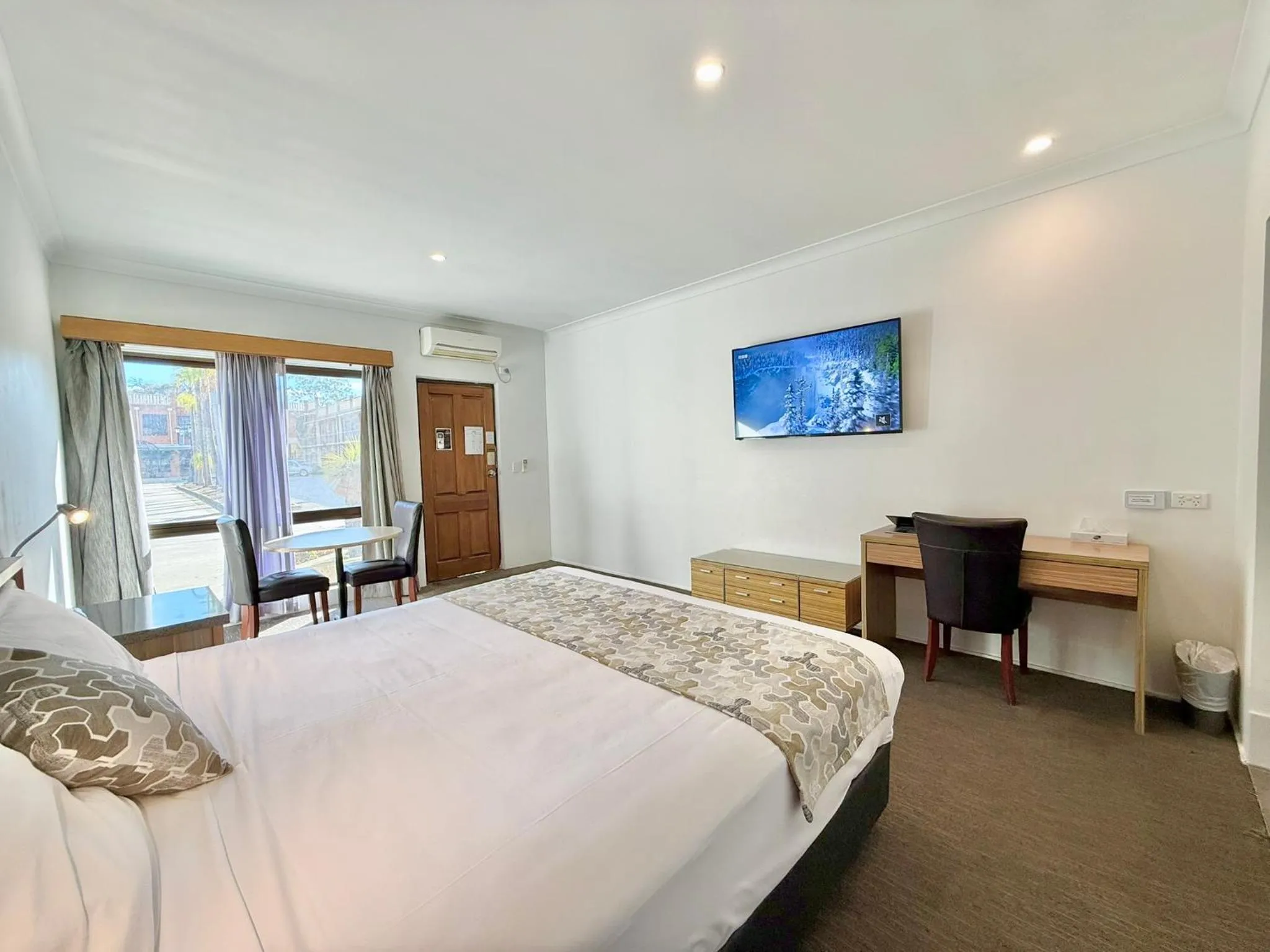 Photo of the whole room, Bed in Albury Paddlesteamer