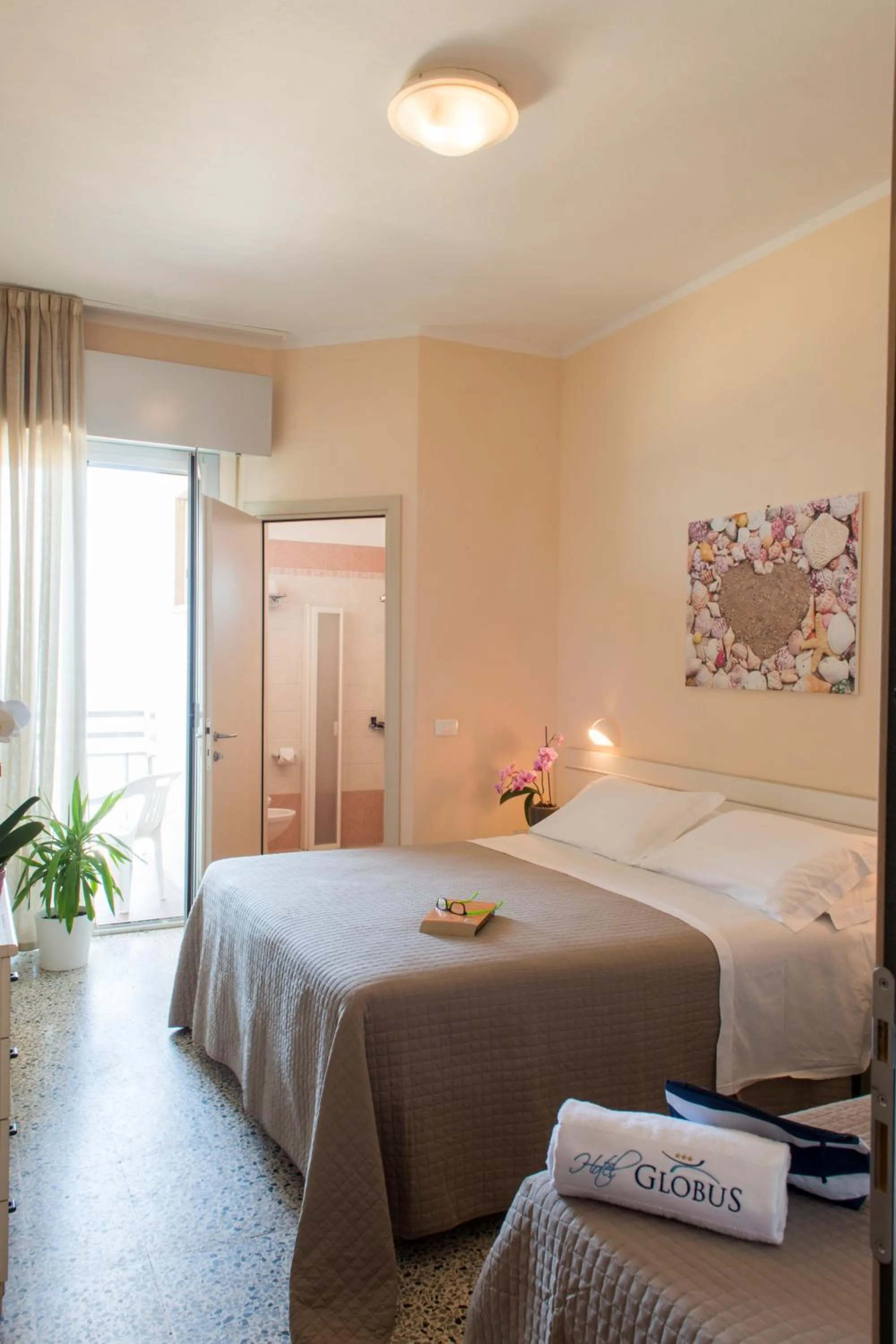 Day, Bed in Hotel Globus