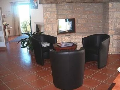 Communal lounge/ TV room in Hôtel Le Chevalier Gambette