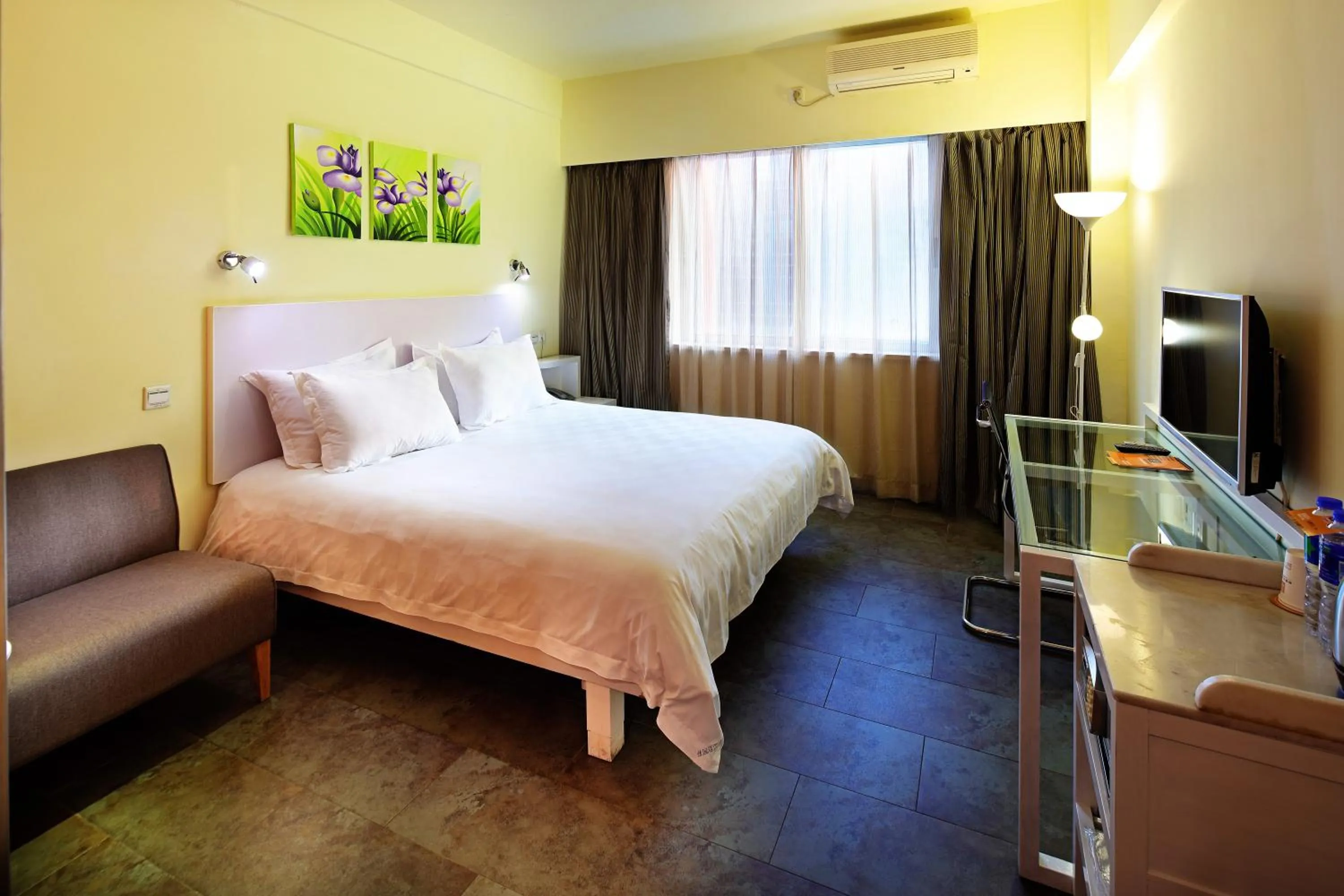 Photo of the whole room in Yanjiang East Garden Inn