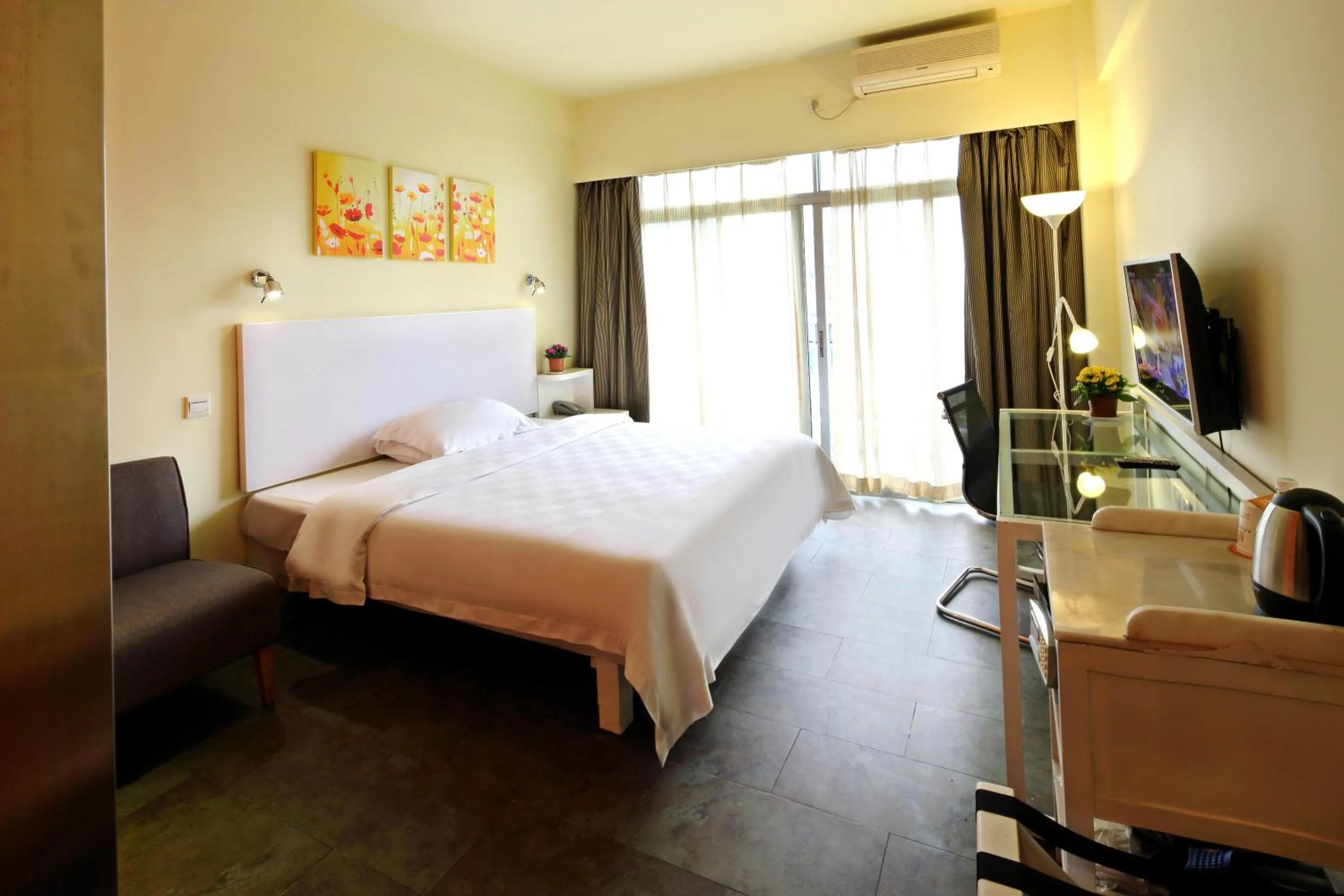 Photo of the whole room in Yanjiang East Garden Inn