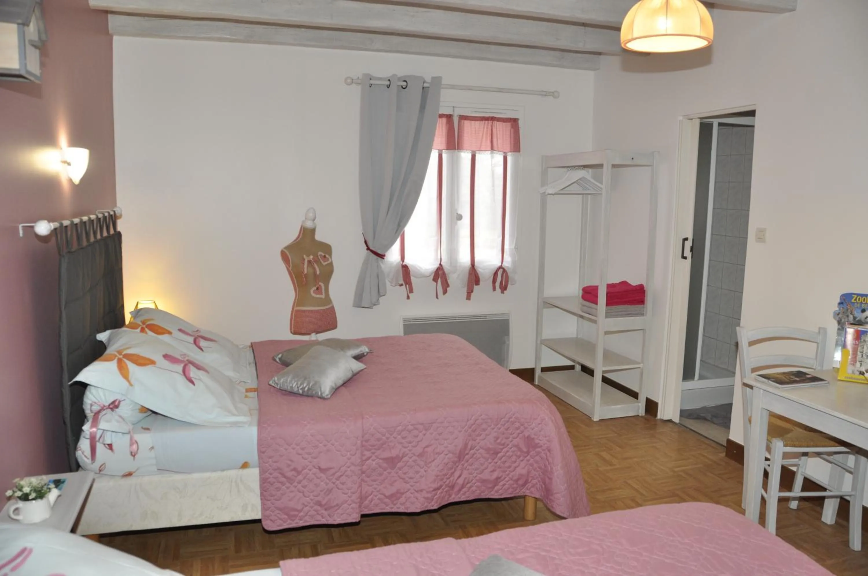 Photo of the whole room, Bed in Les rouches