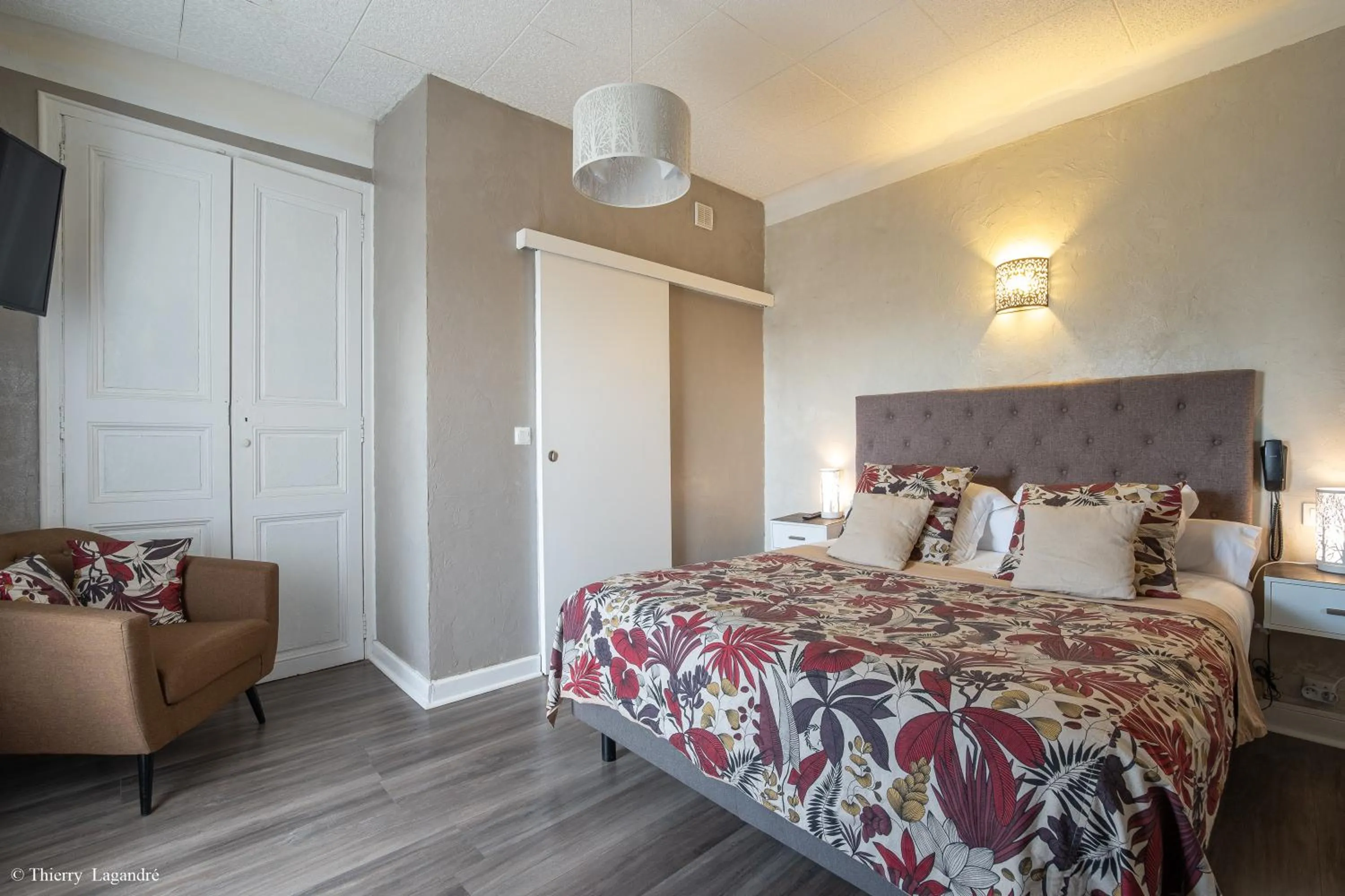 Bed in Hôtel de Charme Le Provence