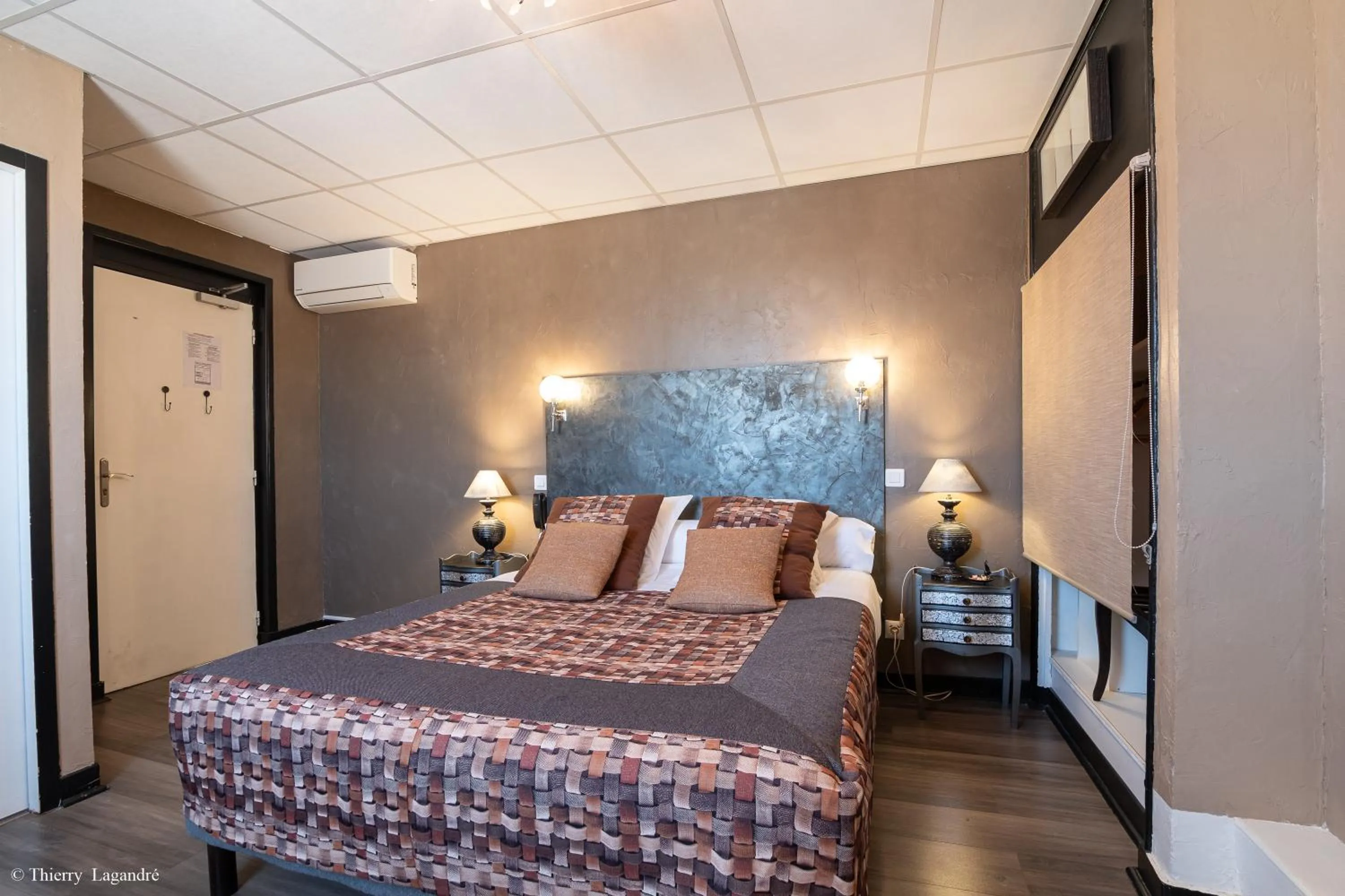 Bed in Hôtel de Charme Le Provence