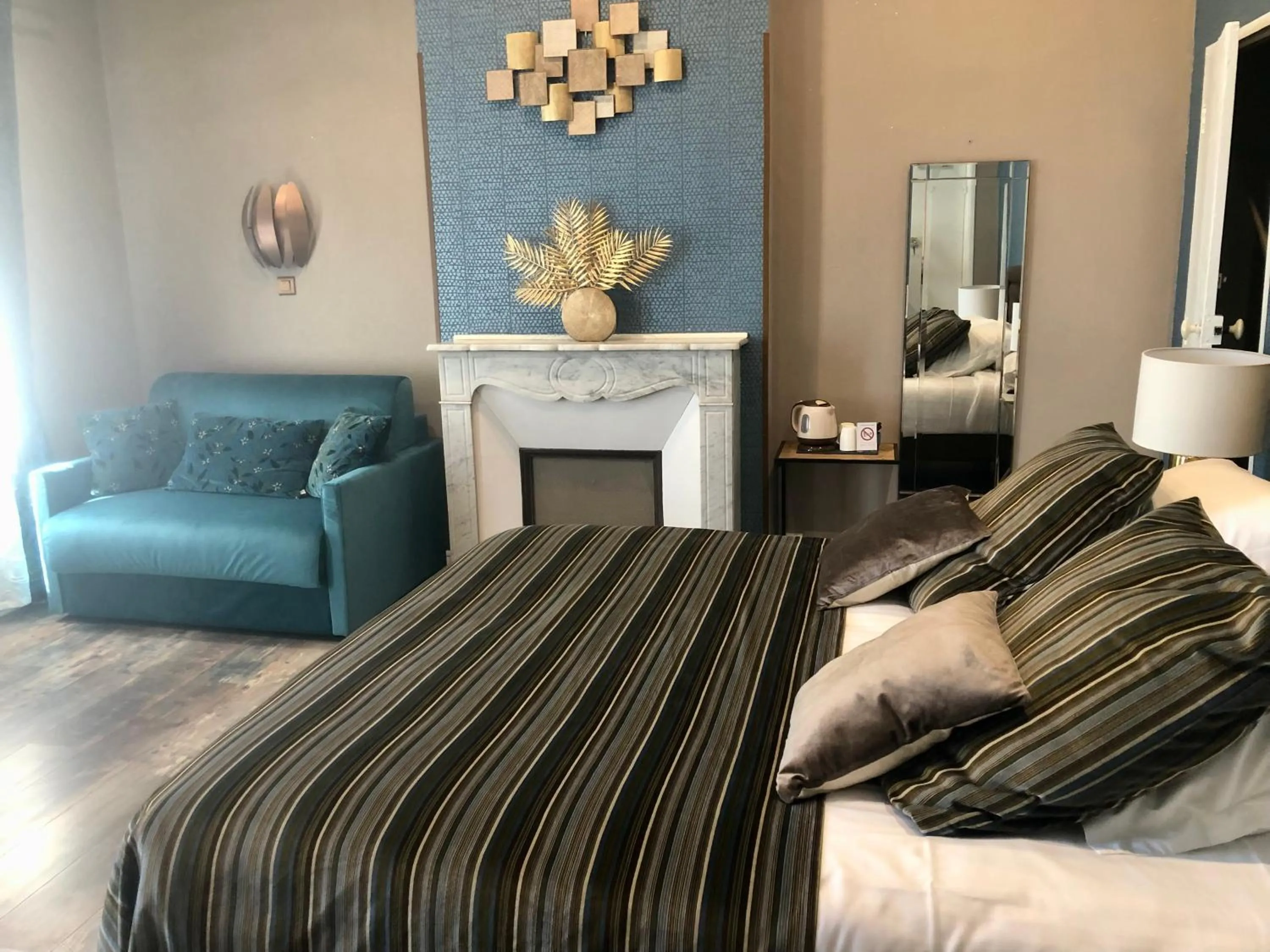 Photo of the whole room, Bed in Hôtel de Charme Le Provence