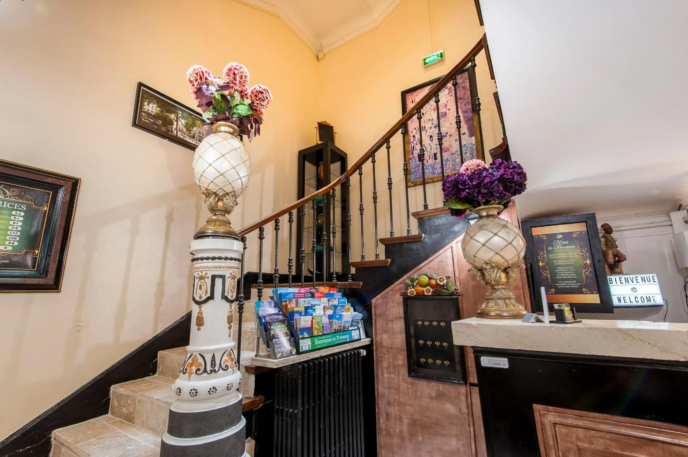 Lobby or reception in Hôtel de Charme Le Provence