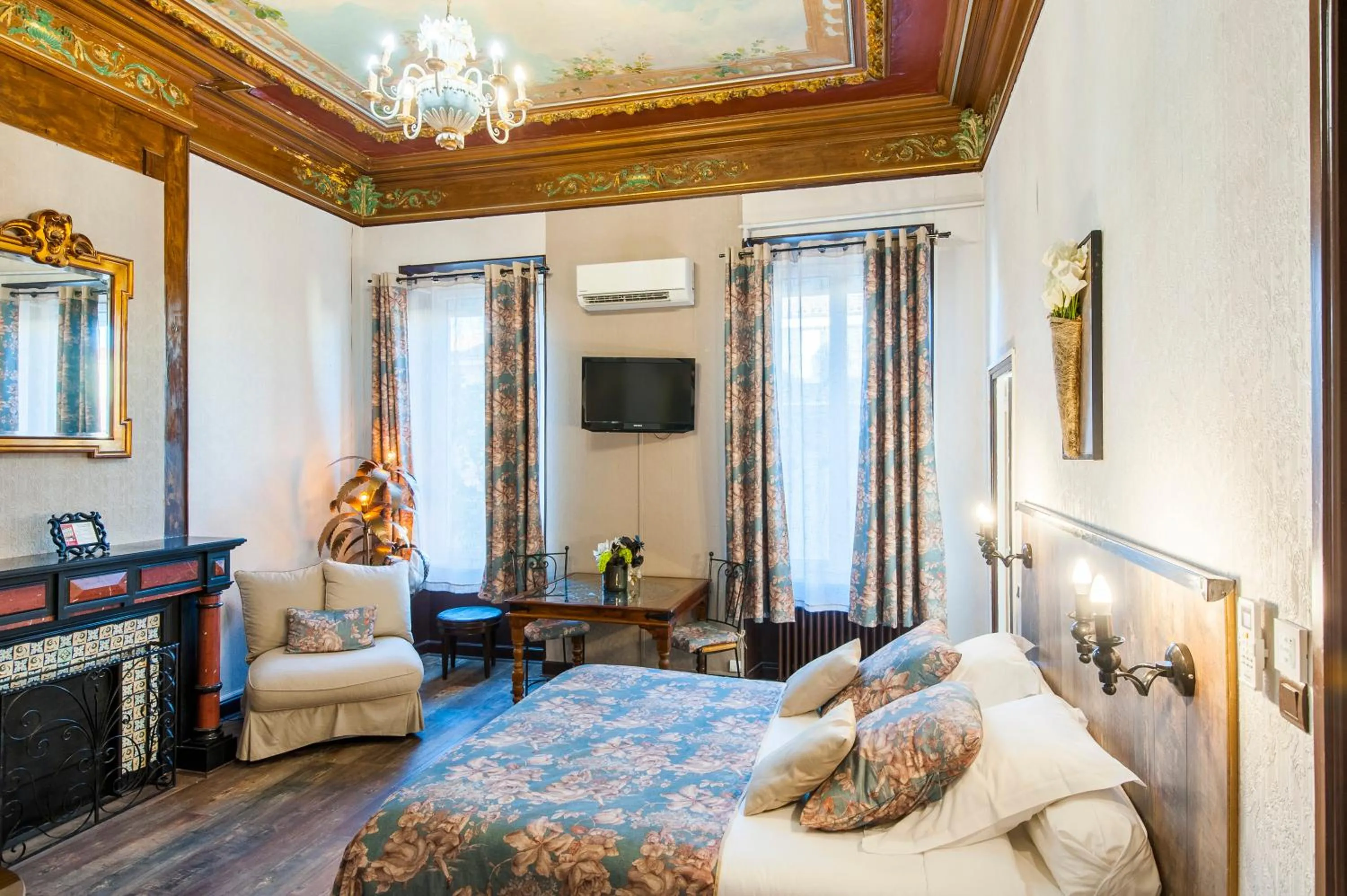 Photo of the whole room, Bed in Hôtel de Charme Le Provence