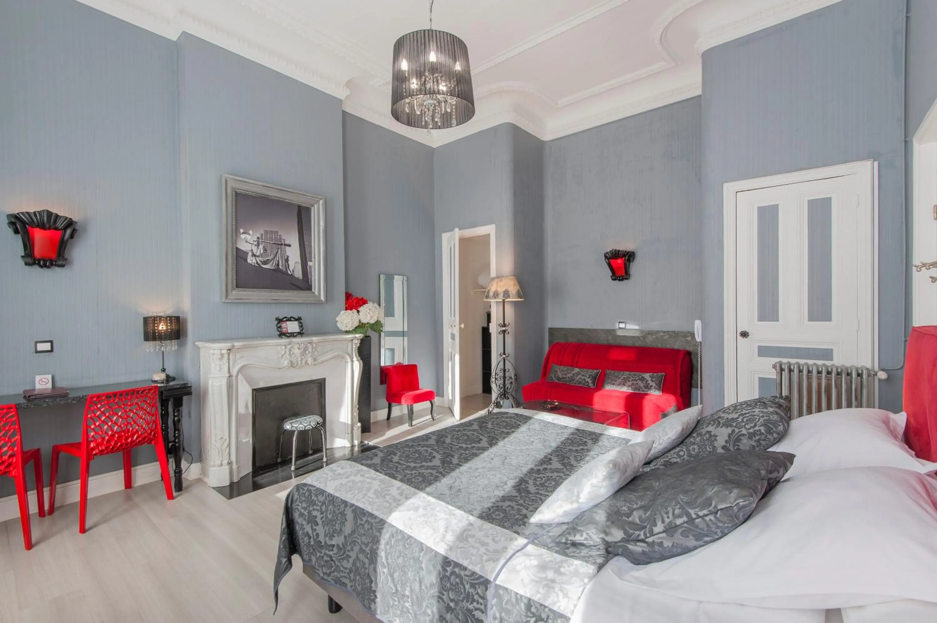 Photo of the whole room, Bed in Hôtel de Charme Le Provence