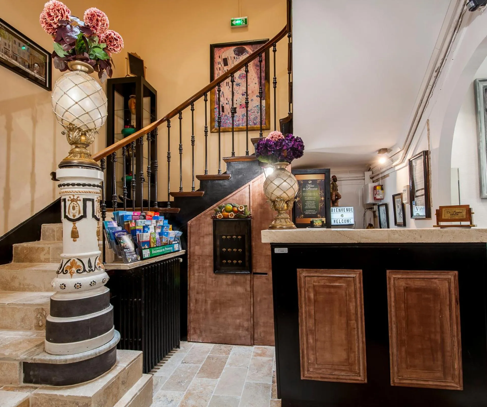 Lobby or reception in Hôtel de Charme Le Provence