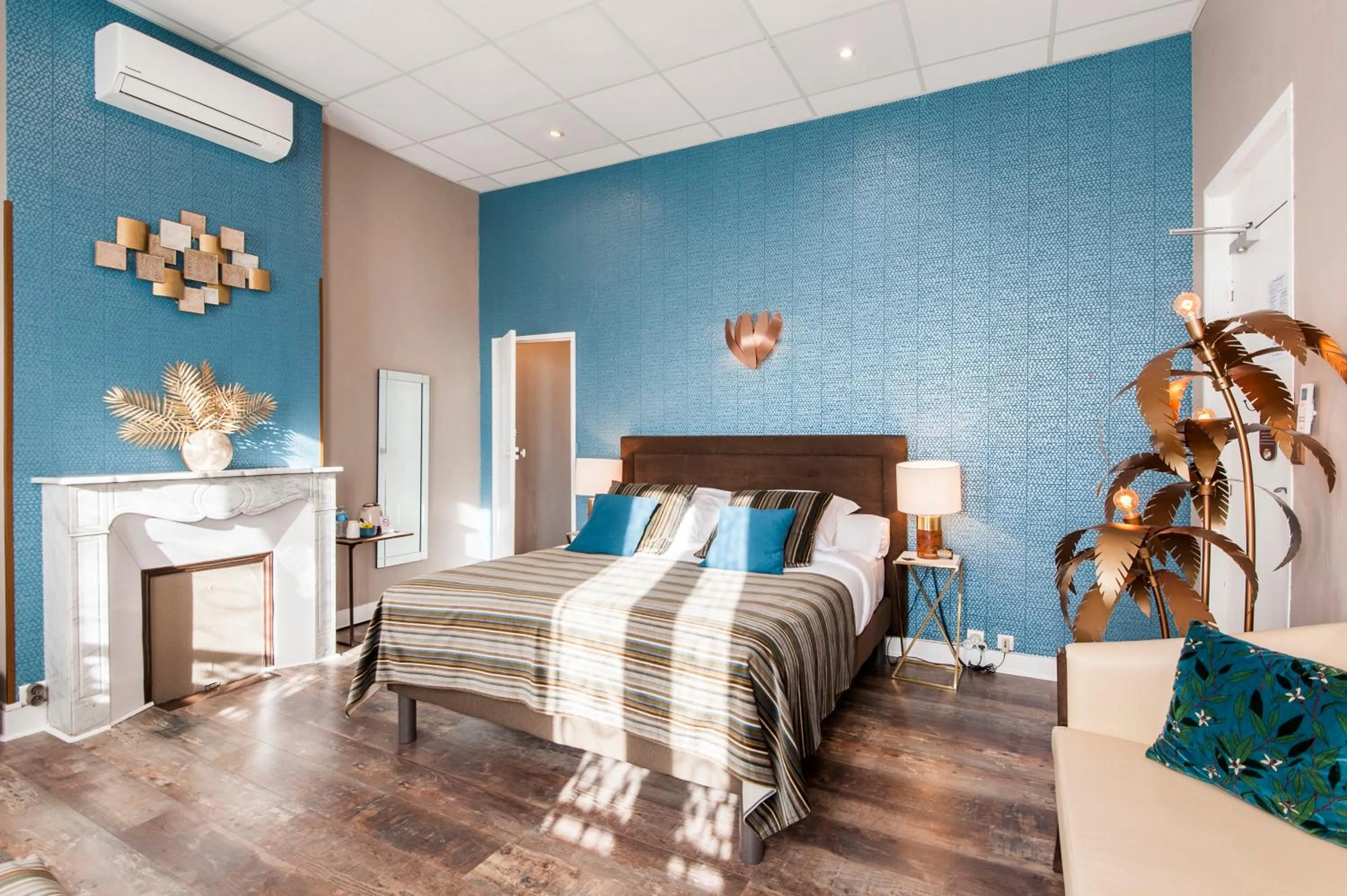 Photo of the whole room, Bed in Hôtel de Charme Le Provence