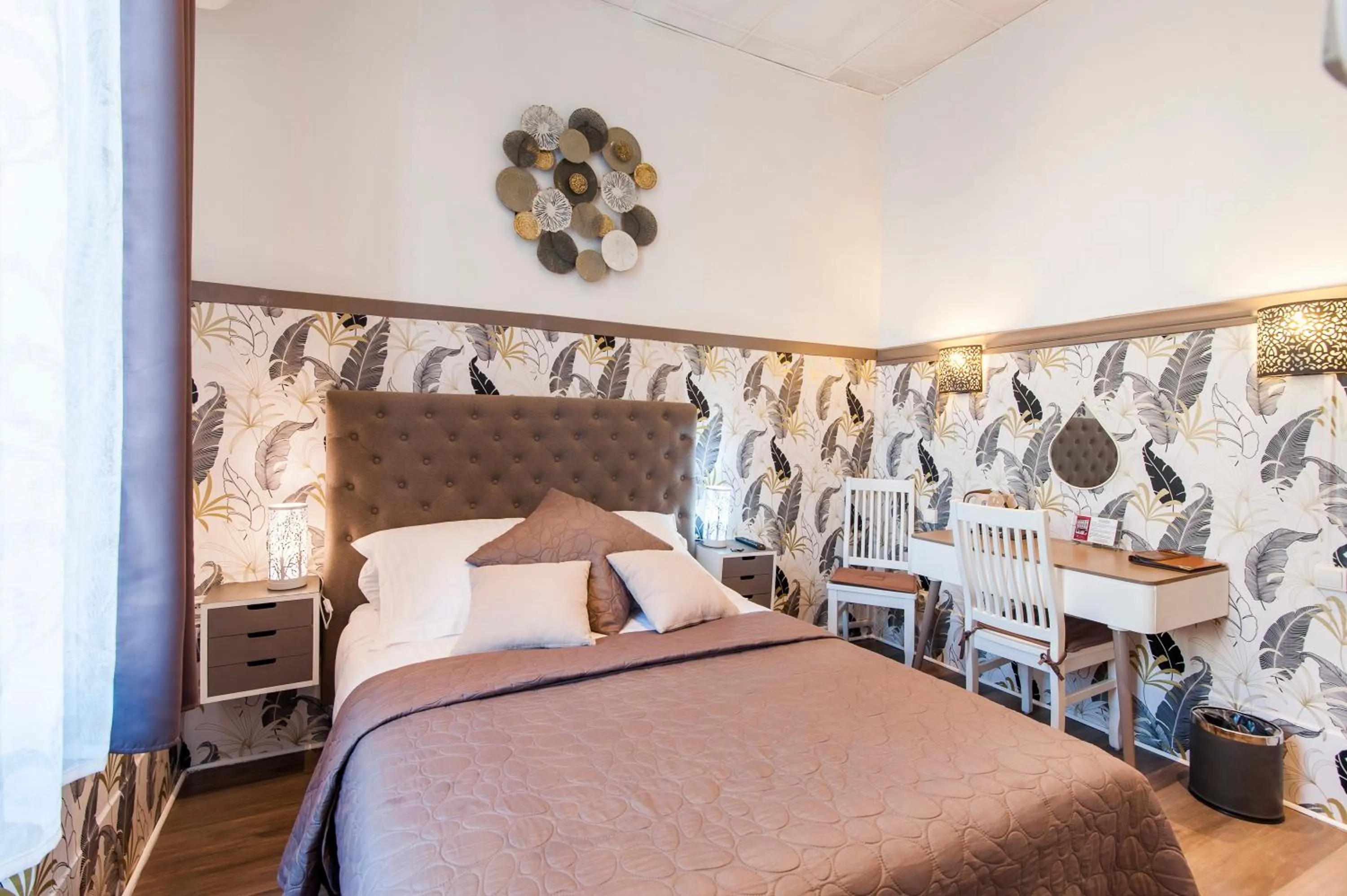 View (from property/room), Bed in Hôtel de Charme Le Provence