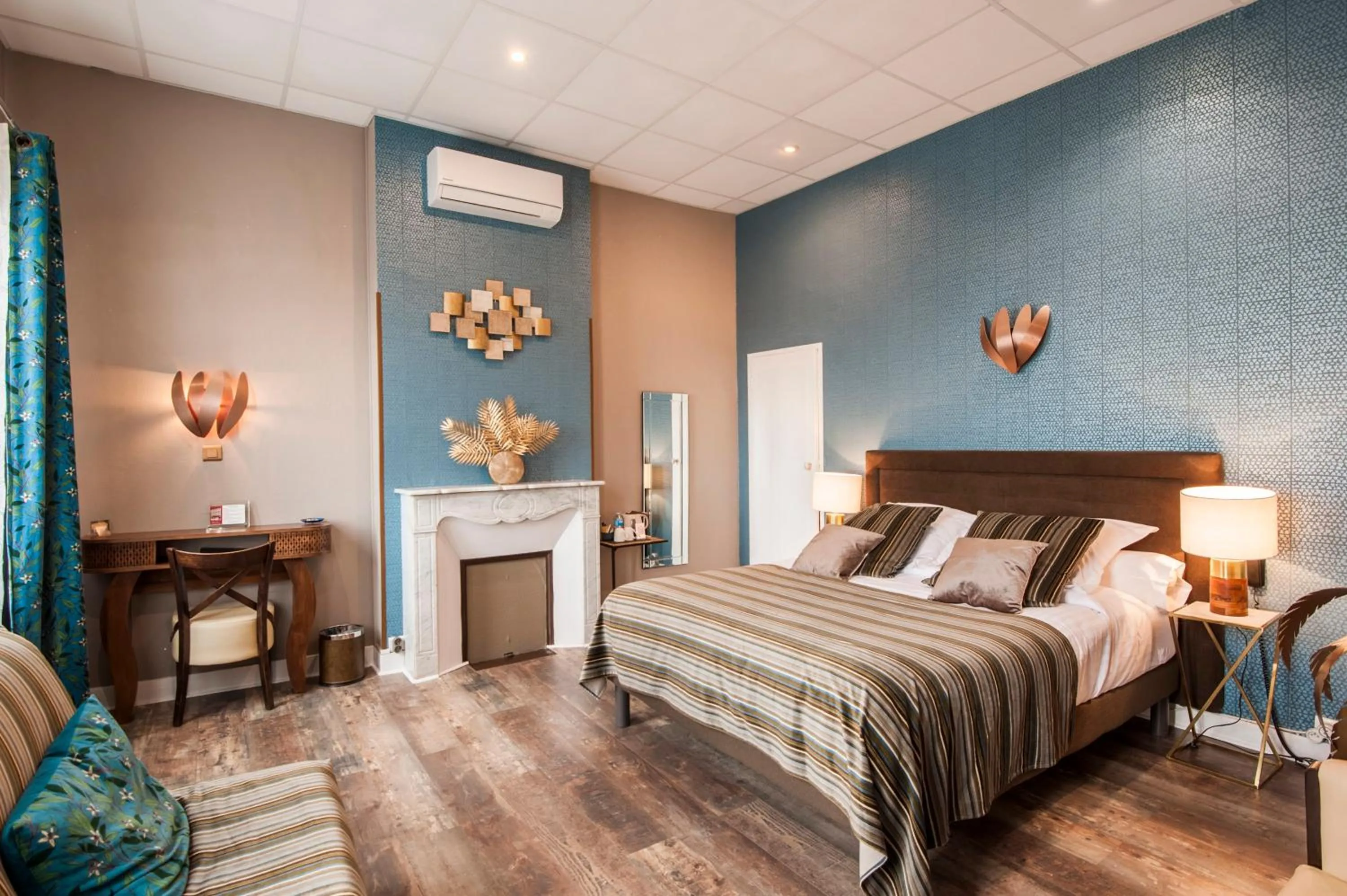 Bed in Hôtel de Charme Le Provence