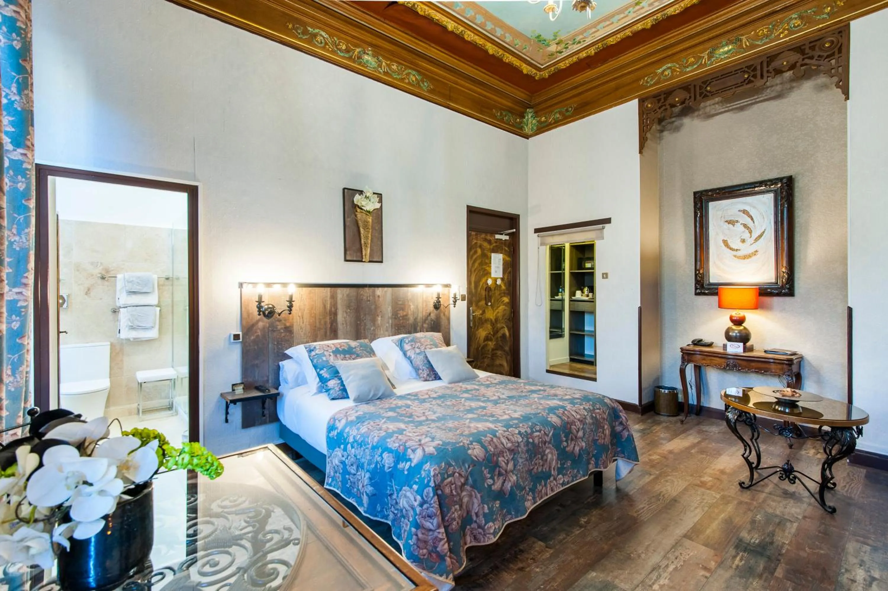 Photo of the whole room, Bed in Hôtel de Charme Le Provence