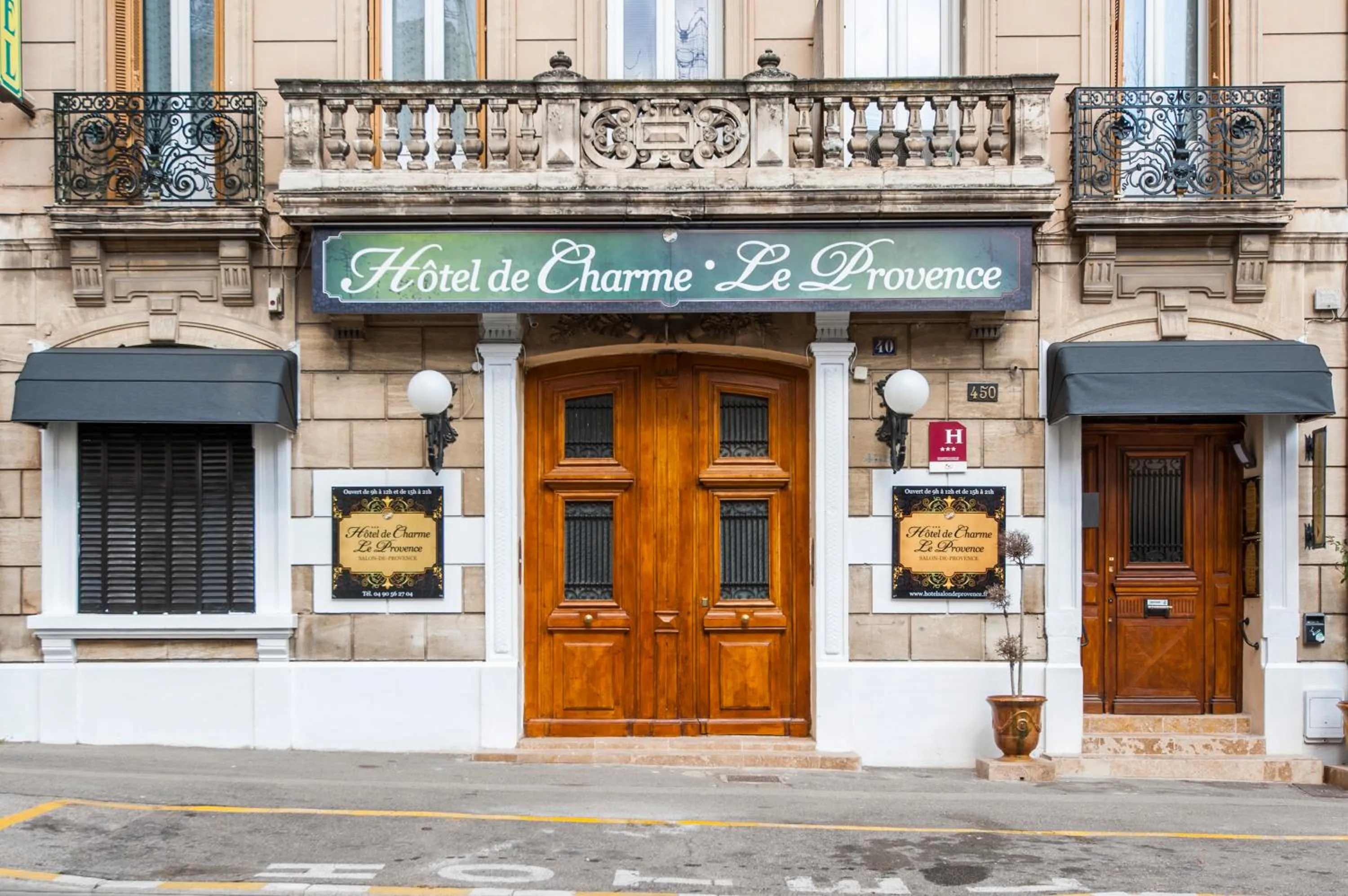 Facade/entrance in Hôtel de Charme Le Provence