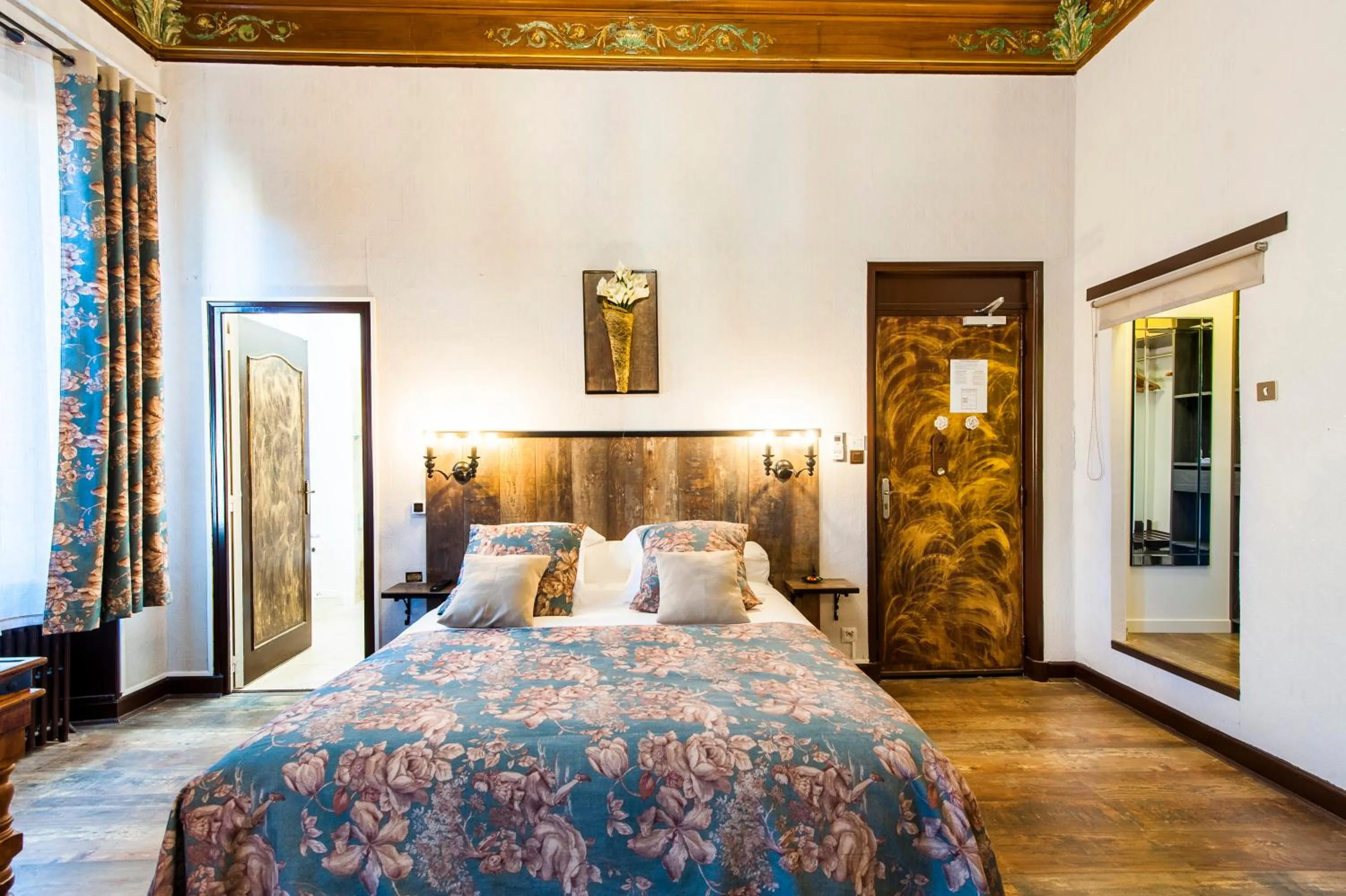 Photo of the whole room, Bed in Hôtel de Charme Le Provence