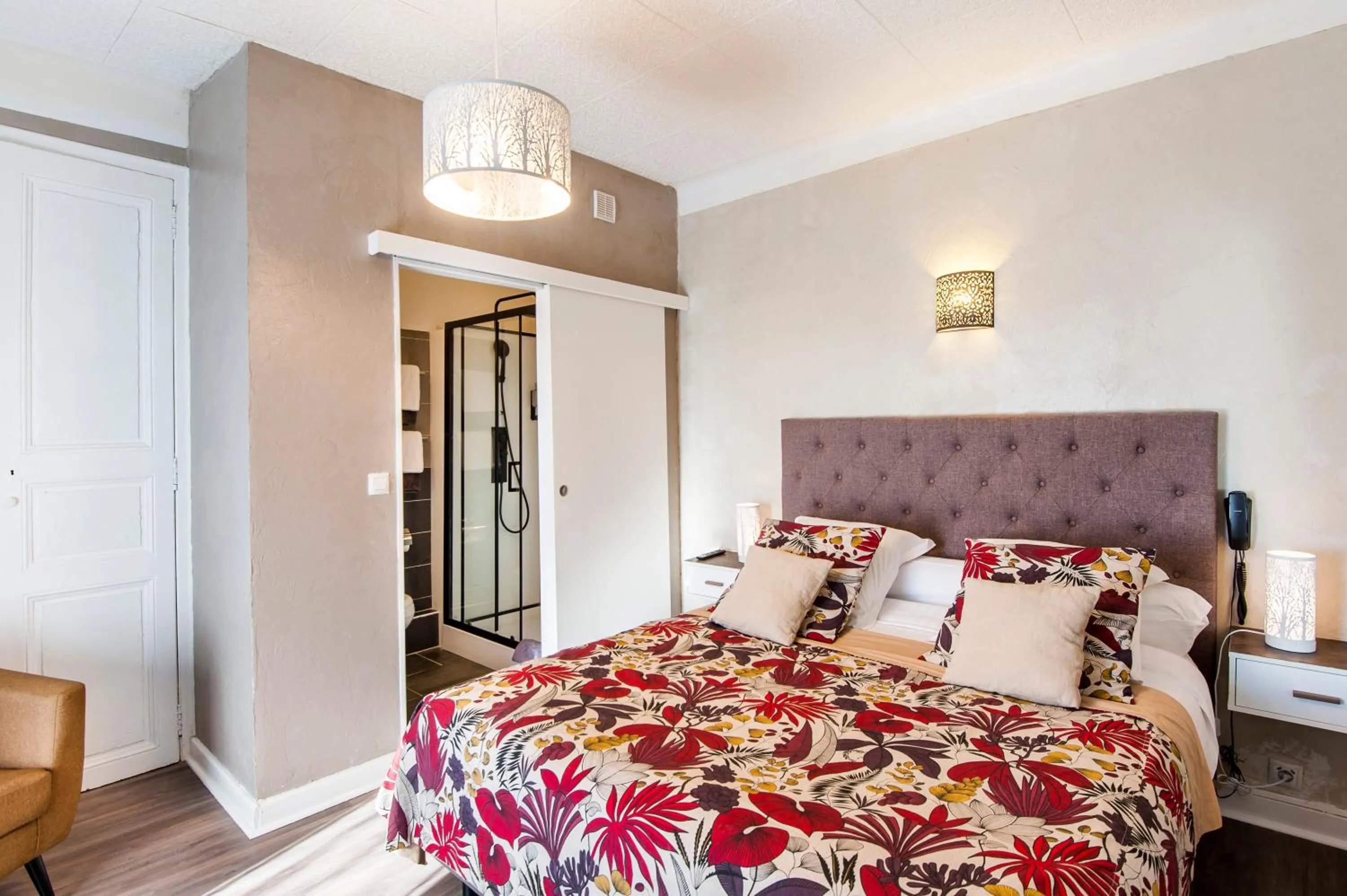 Photo of the whole room, Bed in Hôtel de Charme Le Provence