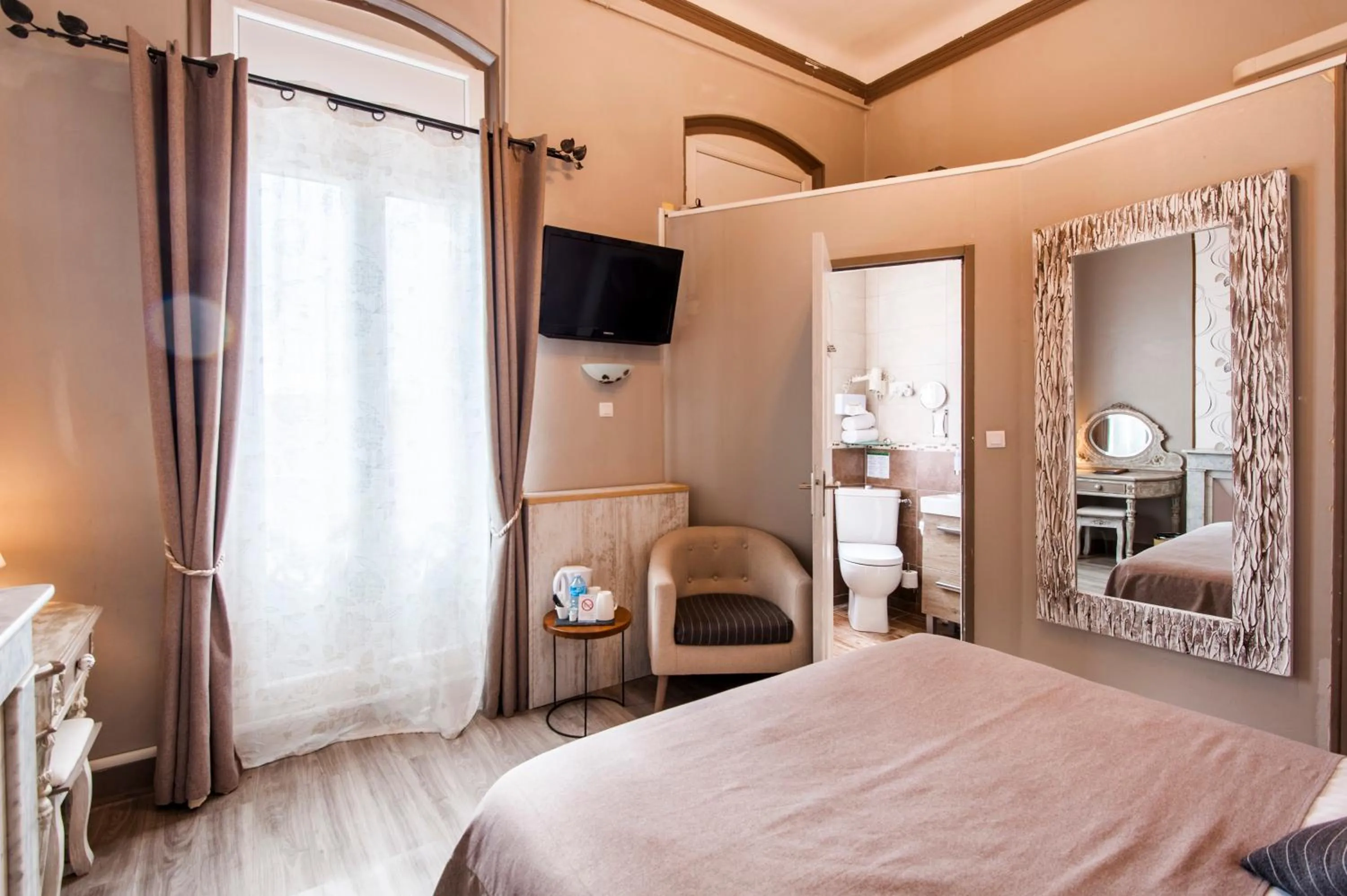 Photo of the whole room, Bed in Hôtel de Charme Le Provence