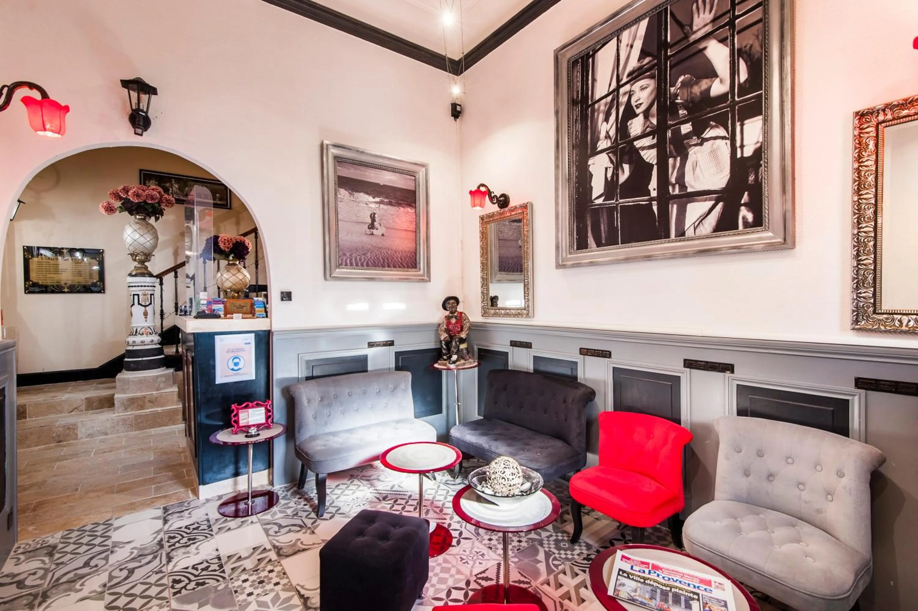 Lobby or reception in Hôtel de Charme Le Provence