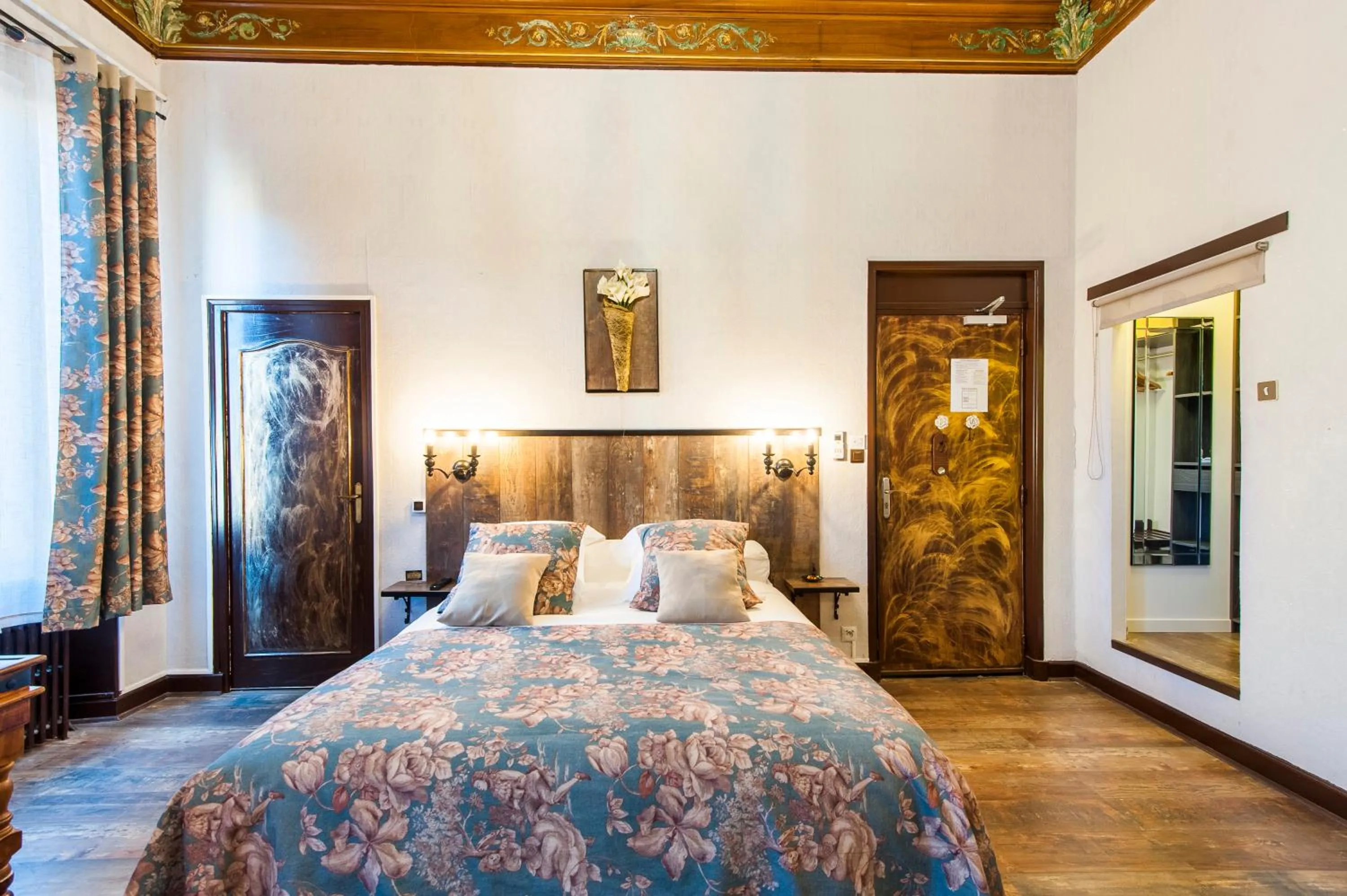 Photo of the whole room, Bed in Hôtel de Charme Le Provence