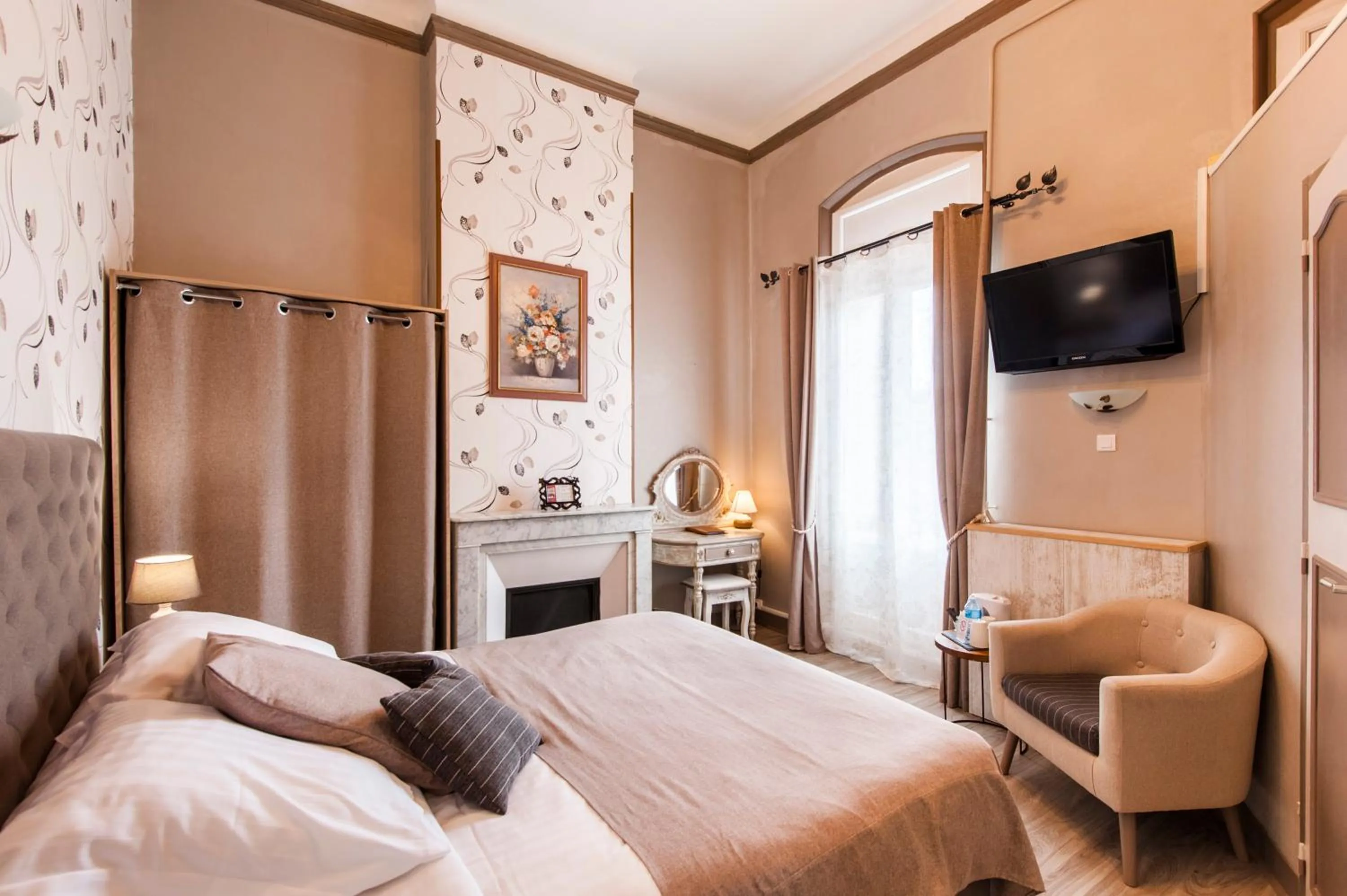 Bedroom, Bed in Hôtel de Charme Le Provence