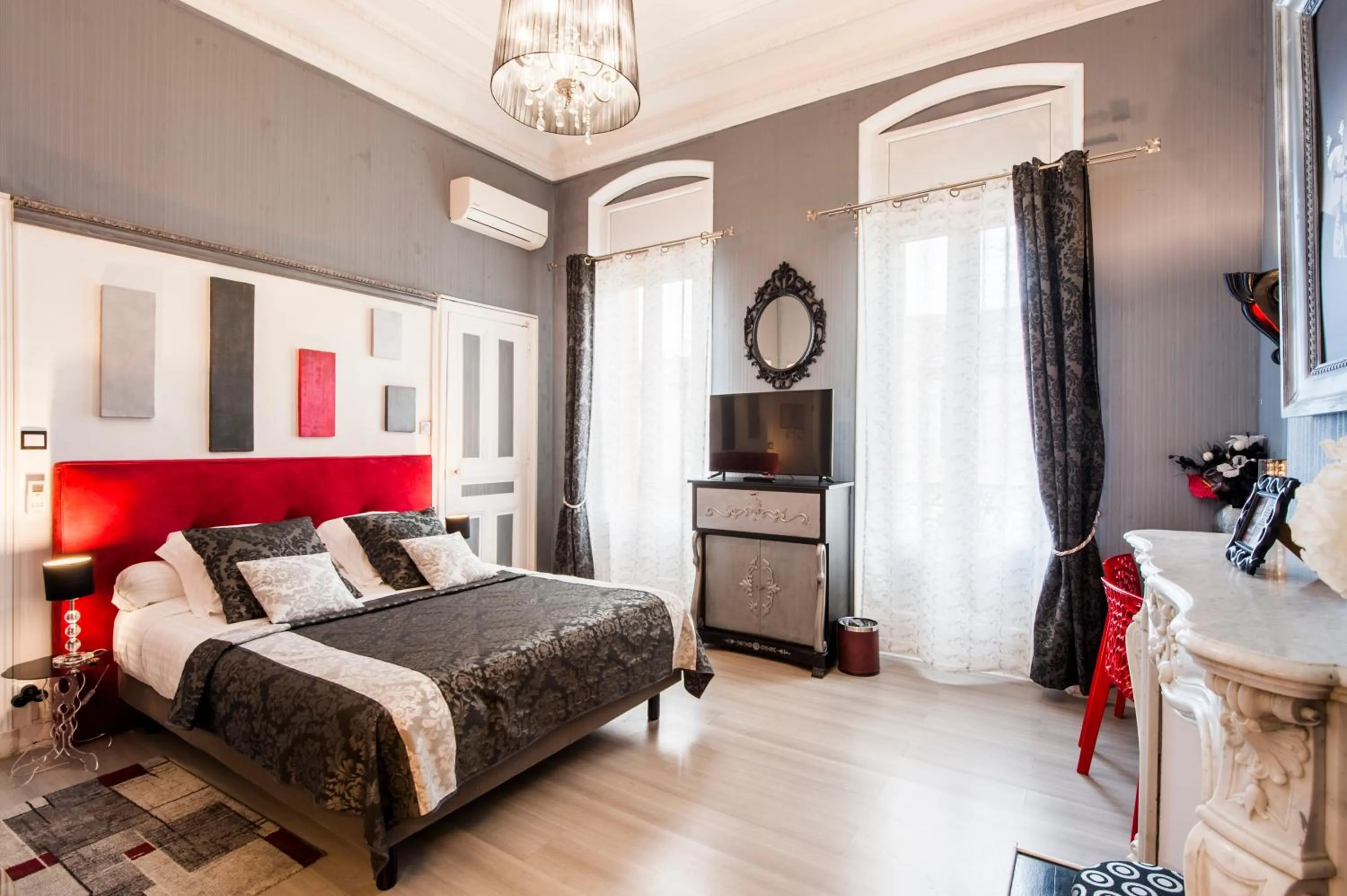 View (from property/room), Bed in Hôtel de Charme Le Provence