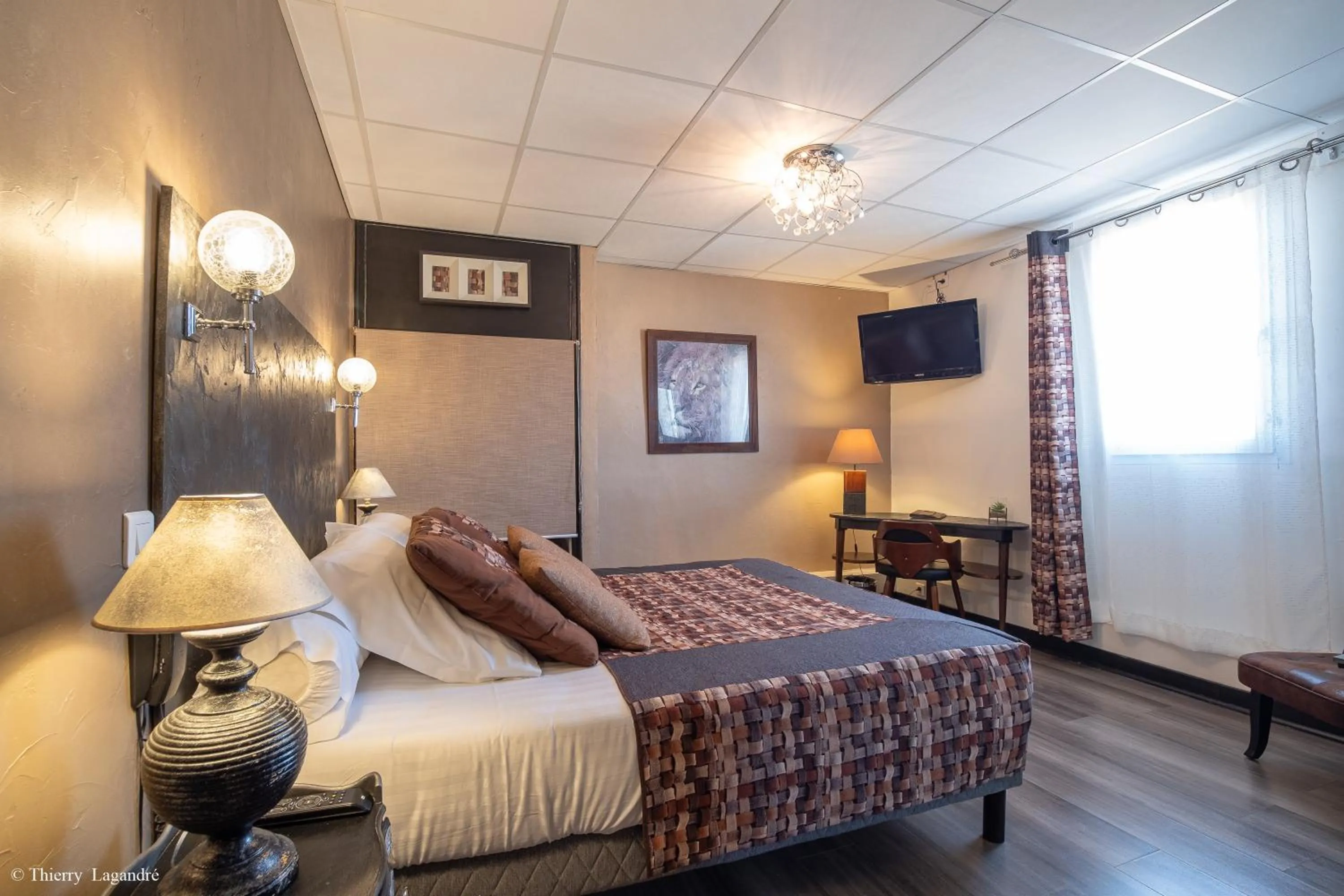 Bed in Hôtel de Charme Le Provence