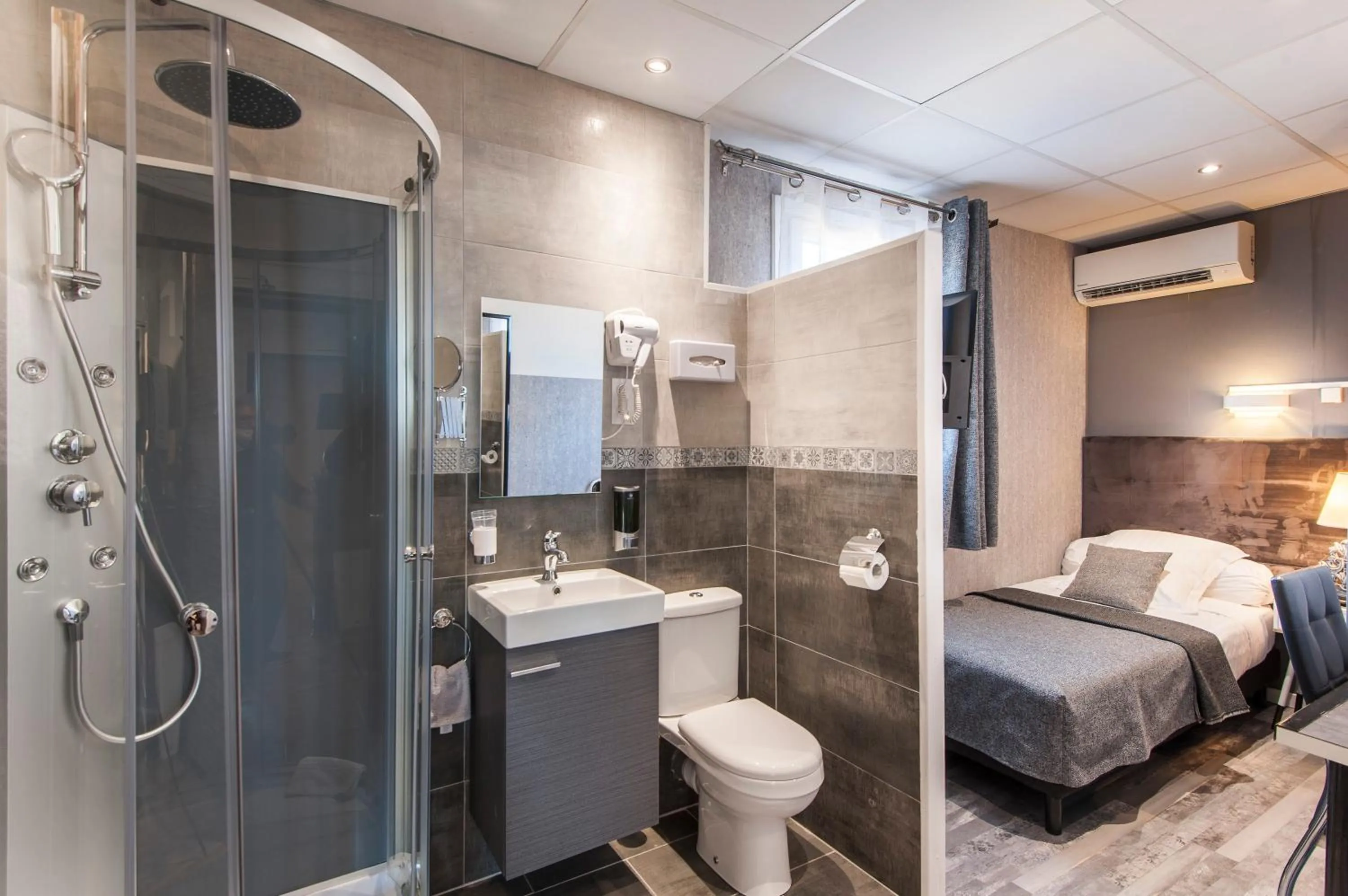 Bathroom, Bed in Hôtel de Charme Le Provence