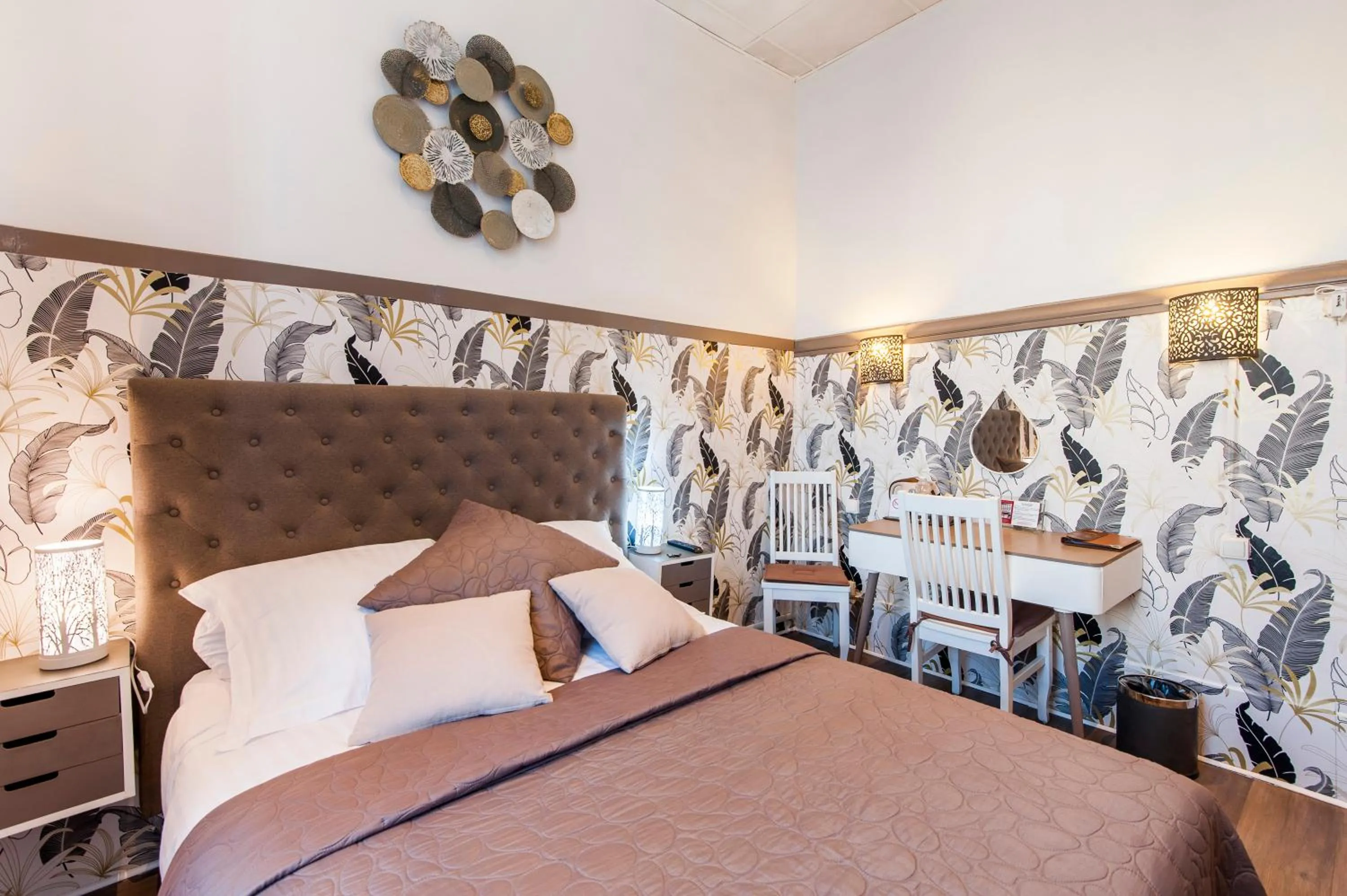 View (from property/room), Bed in Hôtel de Charme Le Provence