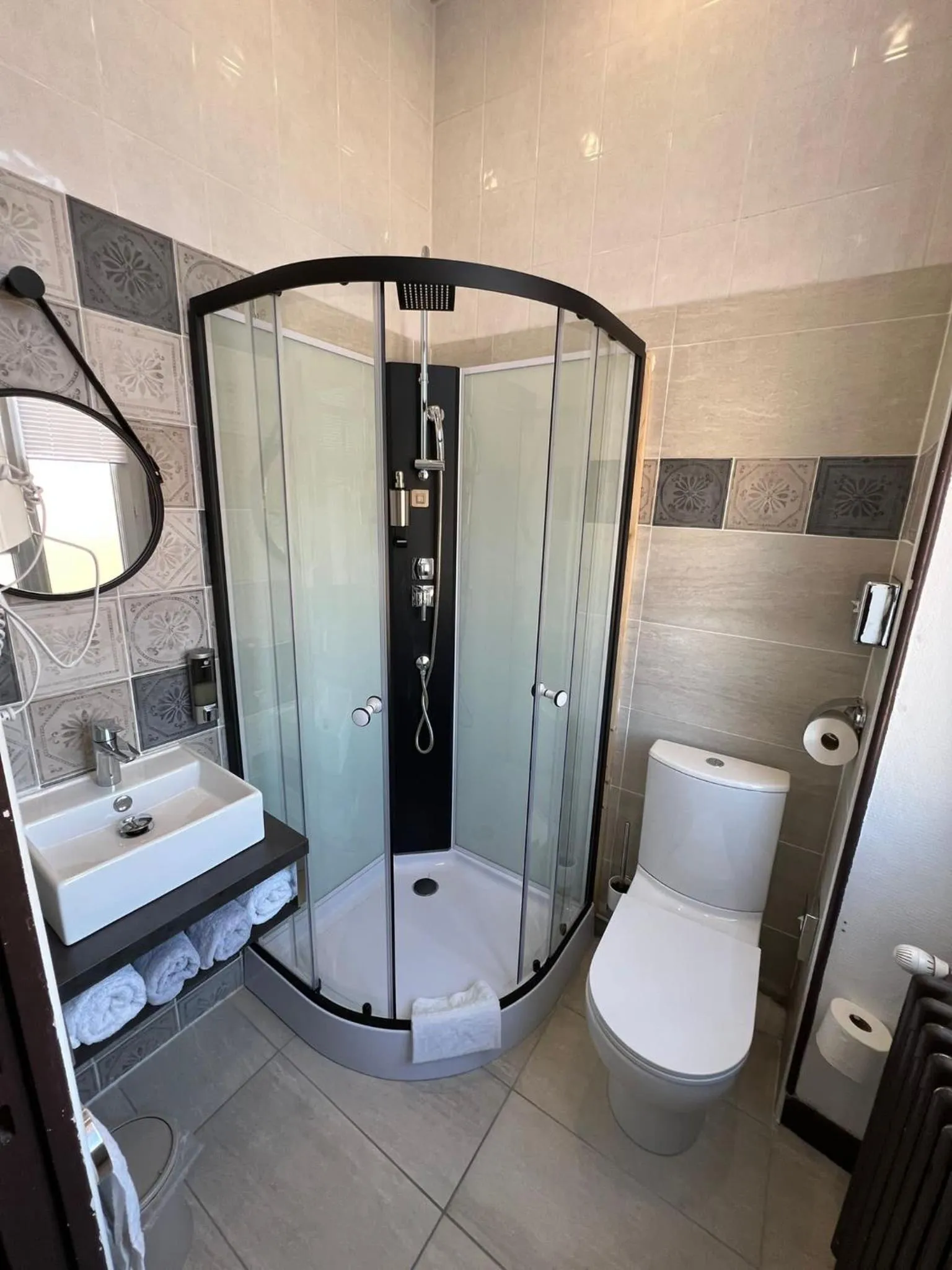 Shower in Hôtel de Charme Le Provence