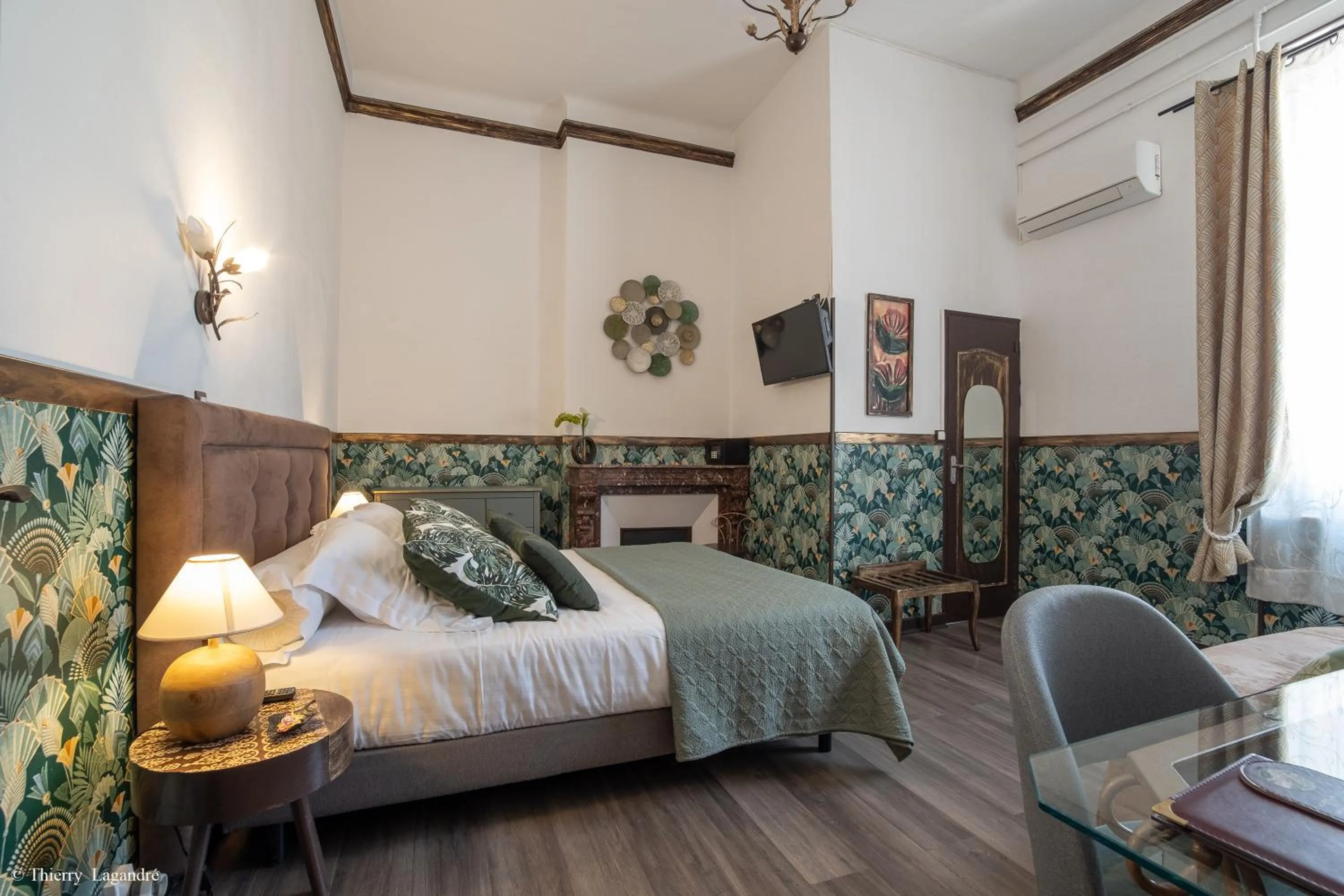 Bed in Hôtel de Charme Le Provence