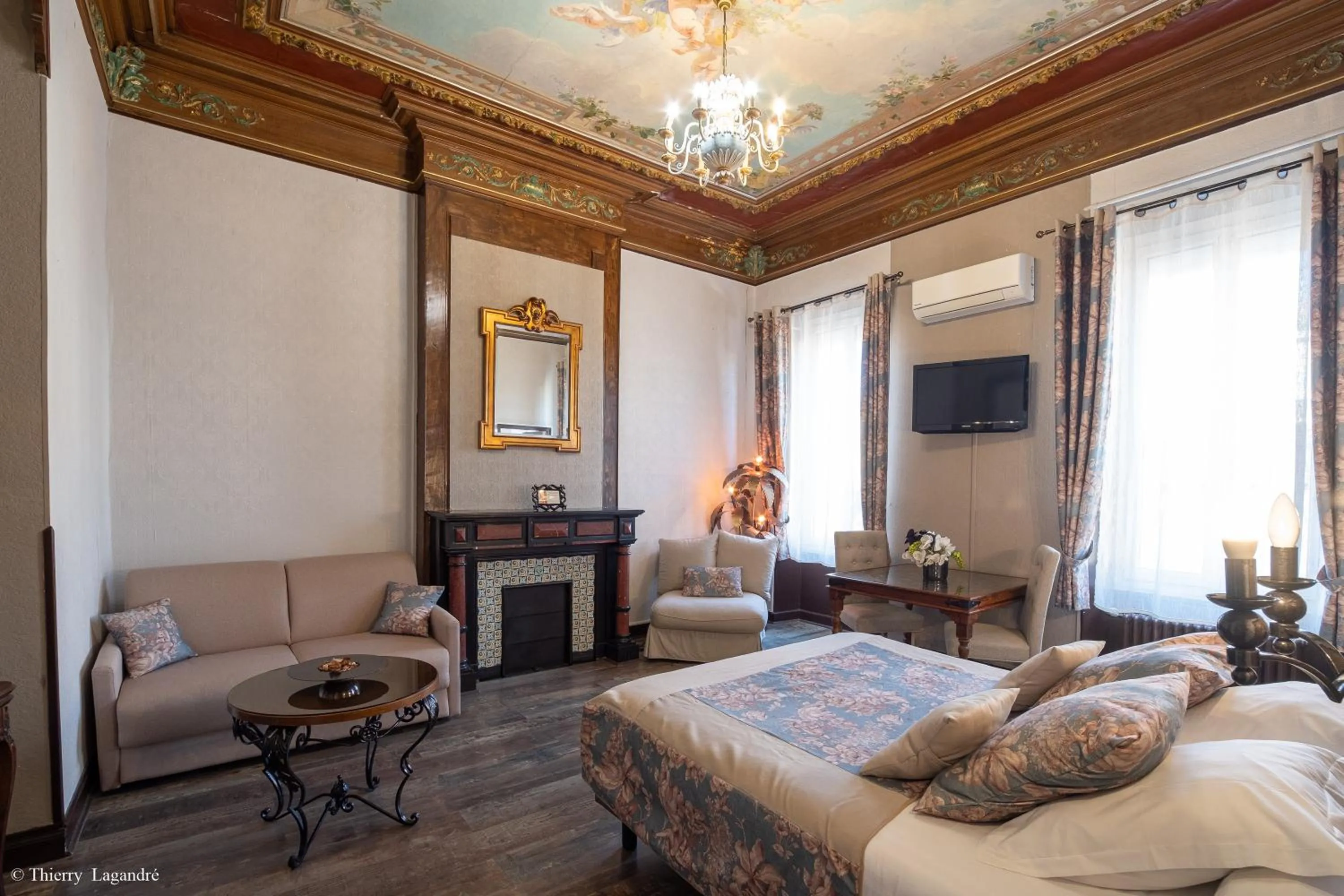 Bed in Hôtel de Charme Le Provence