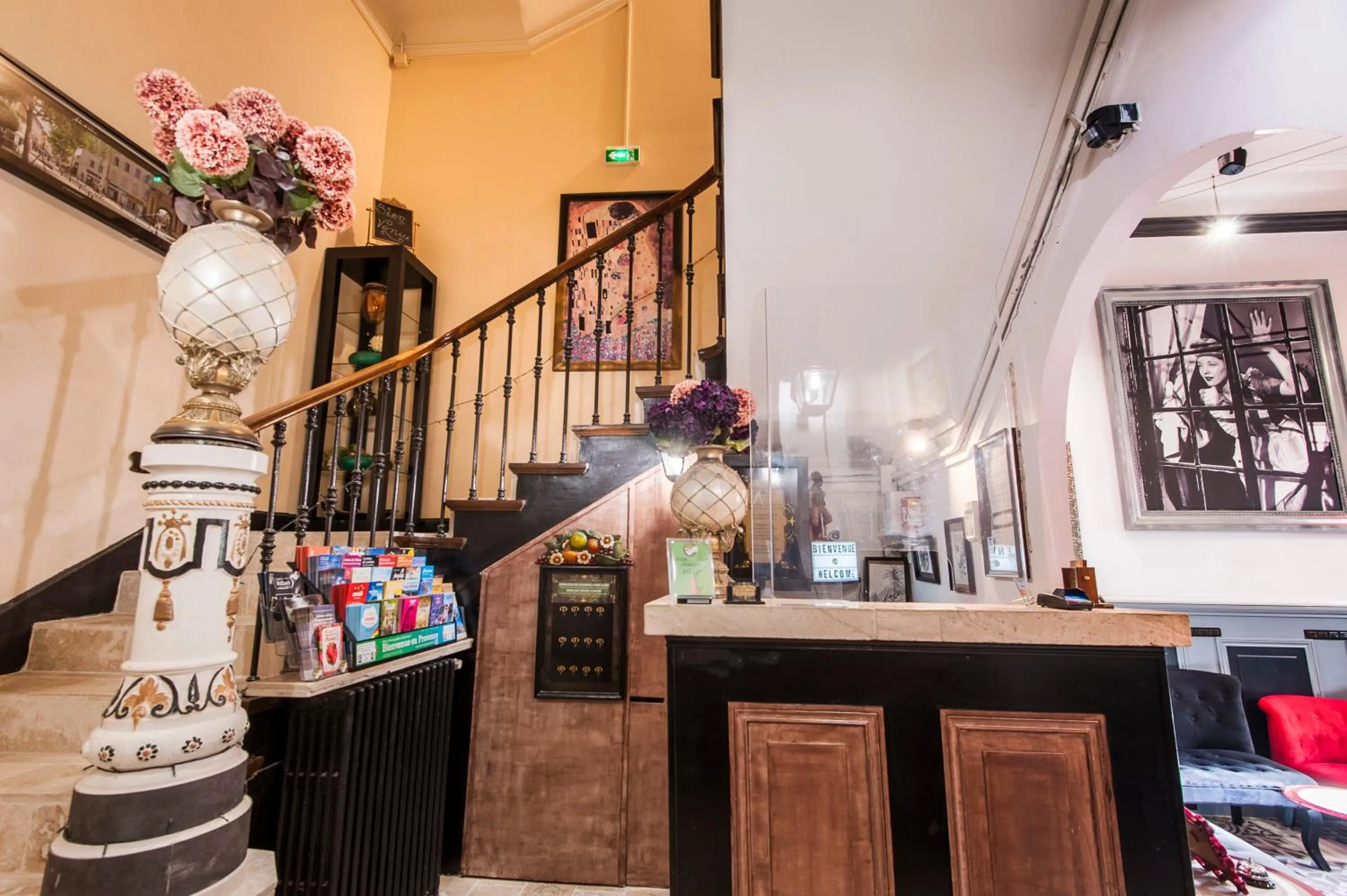 Lobby or reception in Hôtel de Charme Le Provence