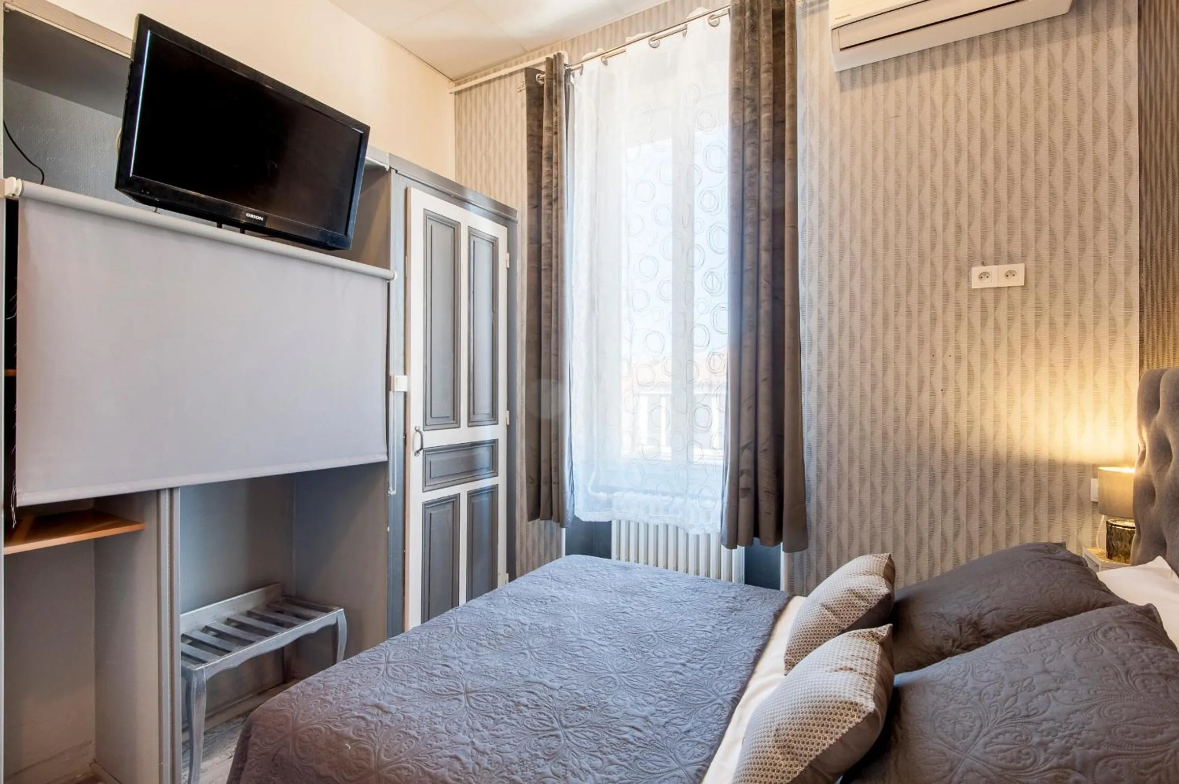 Photo of the whole room, Bed in Hôtel de Charme Le Provence