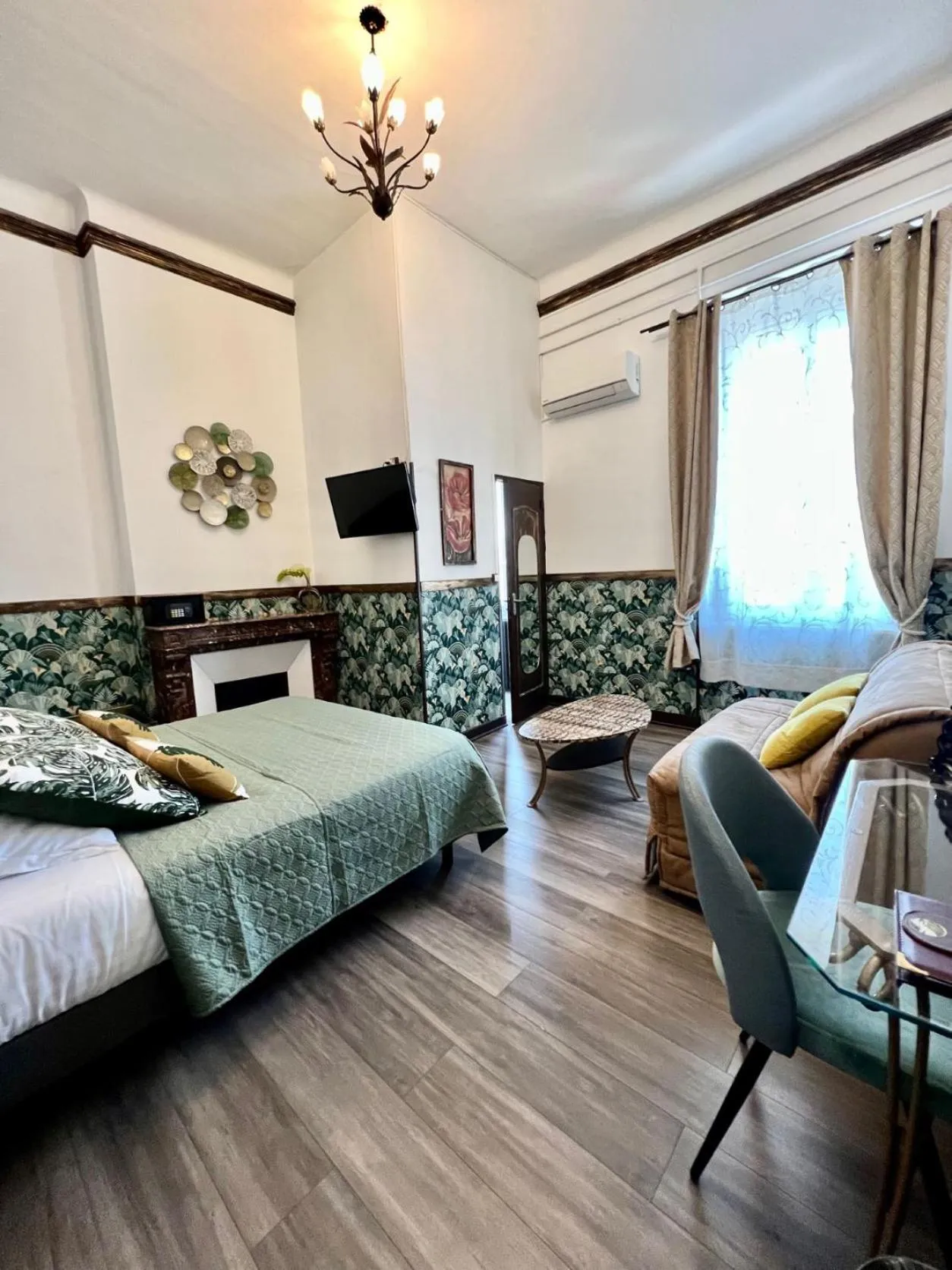 Photo of the whole room, Bed in Hôtel de Charme Le Provence