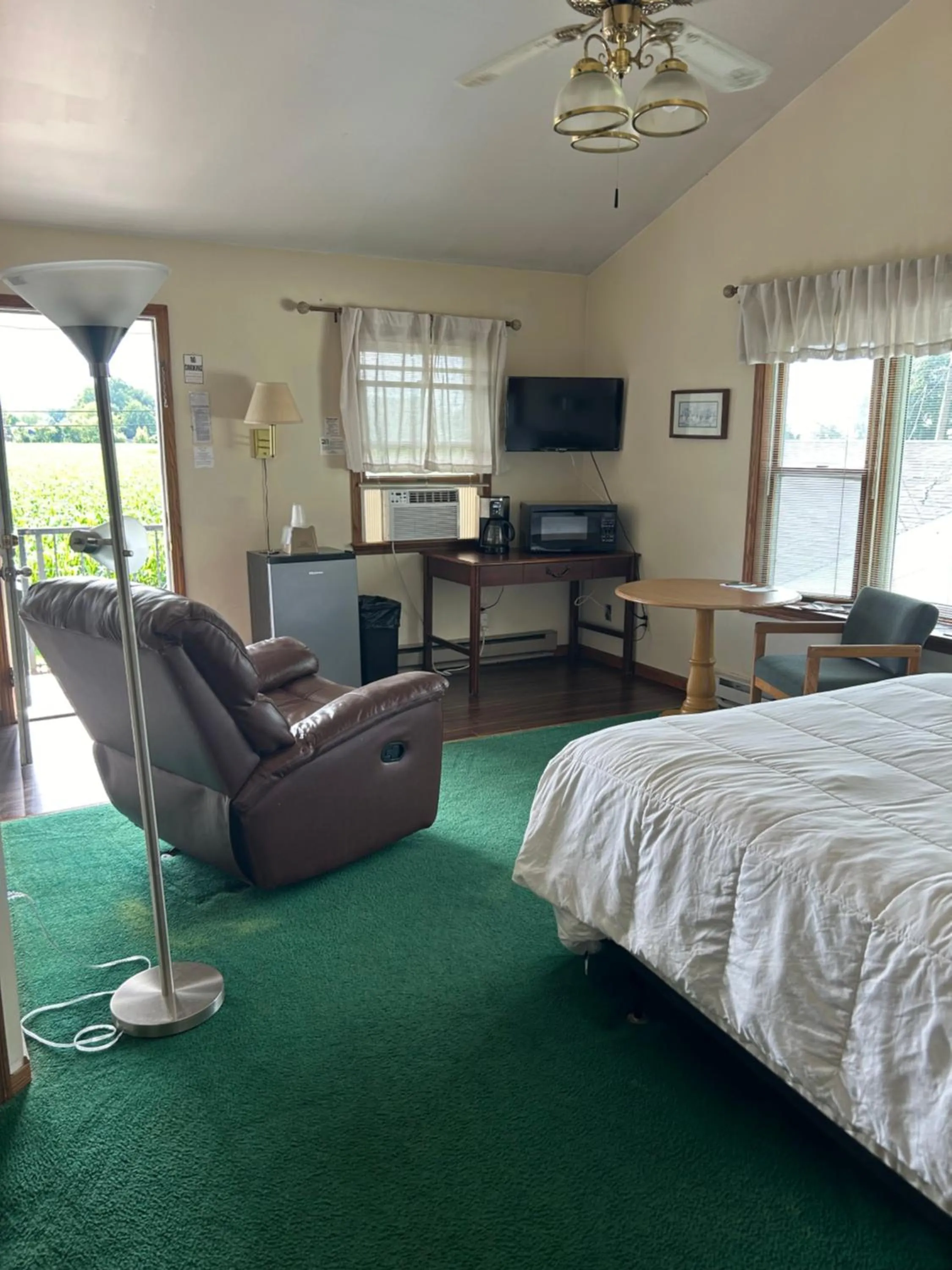 Bed in Plantation Motel