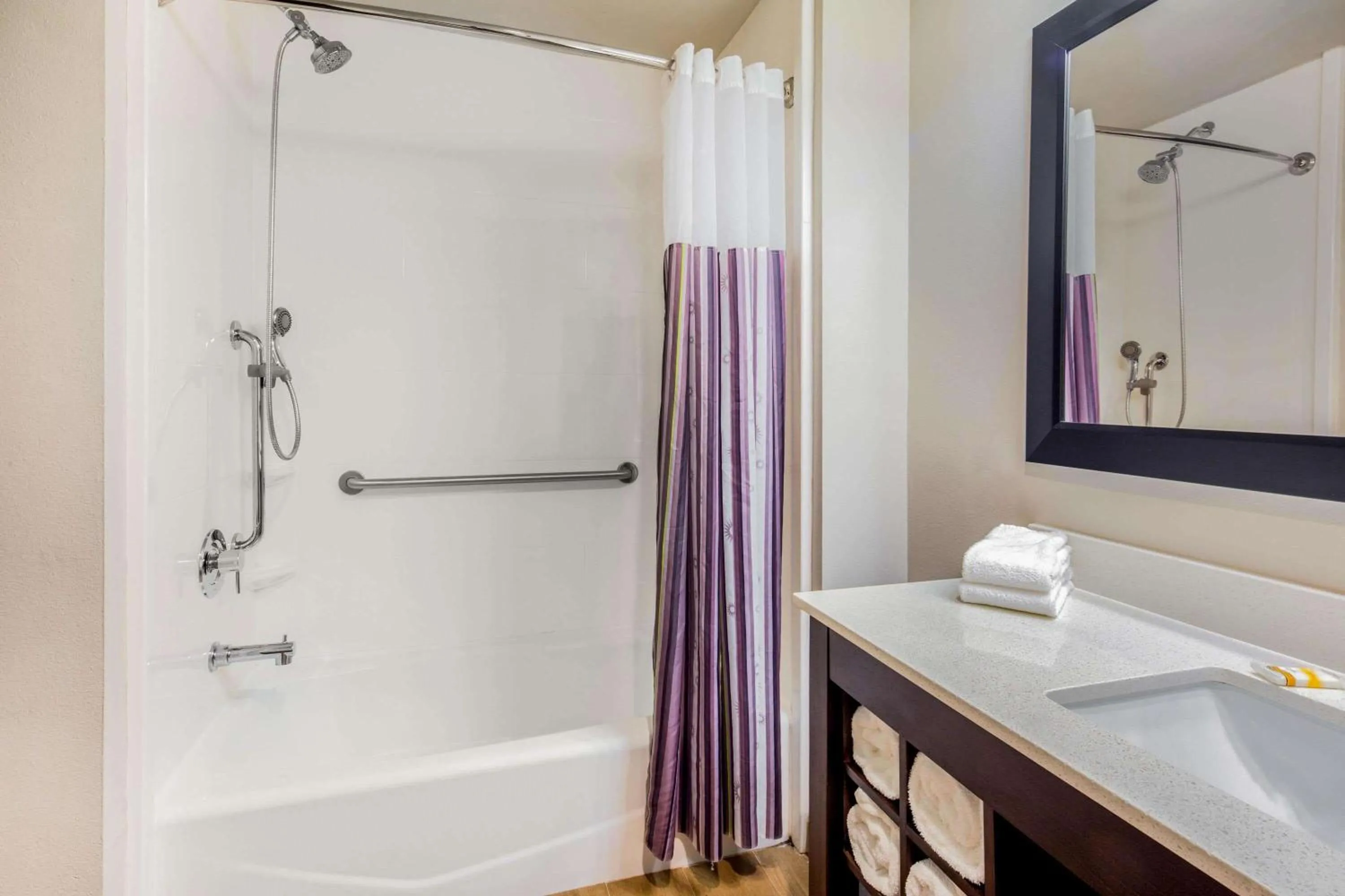 Bathroom in La Quinta by Wyndham McAllen Convention Center