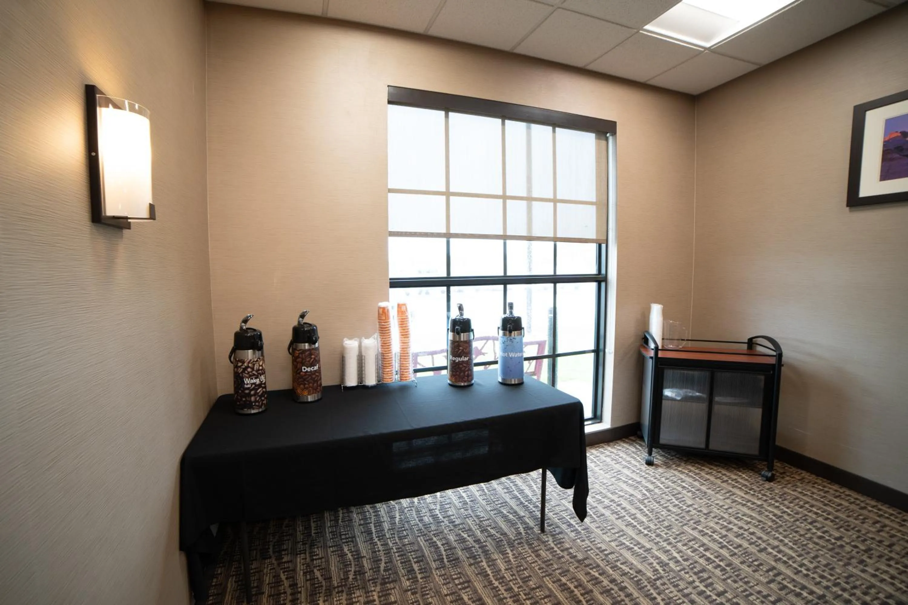 Coffee/tea facilities in Comfort Suites University Brookings