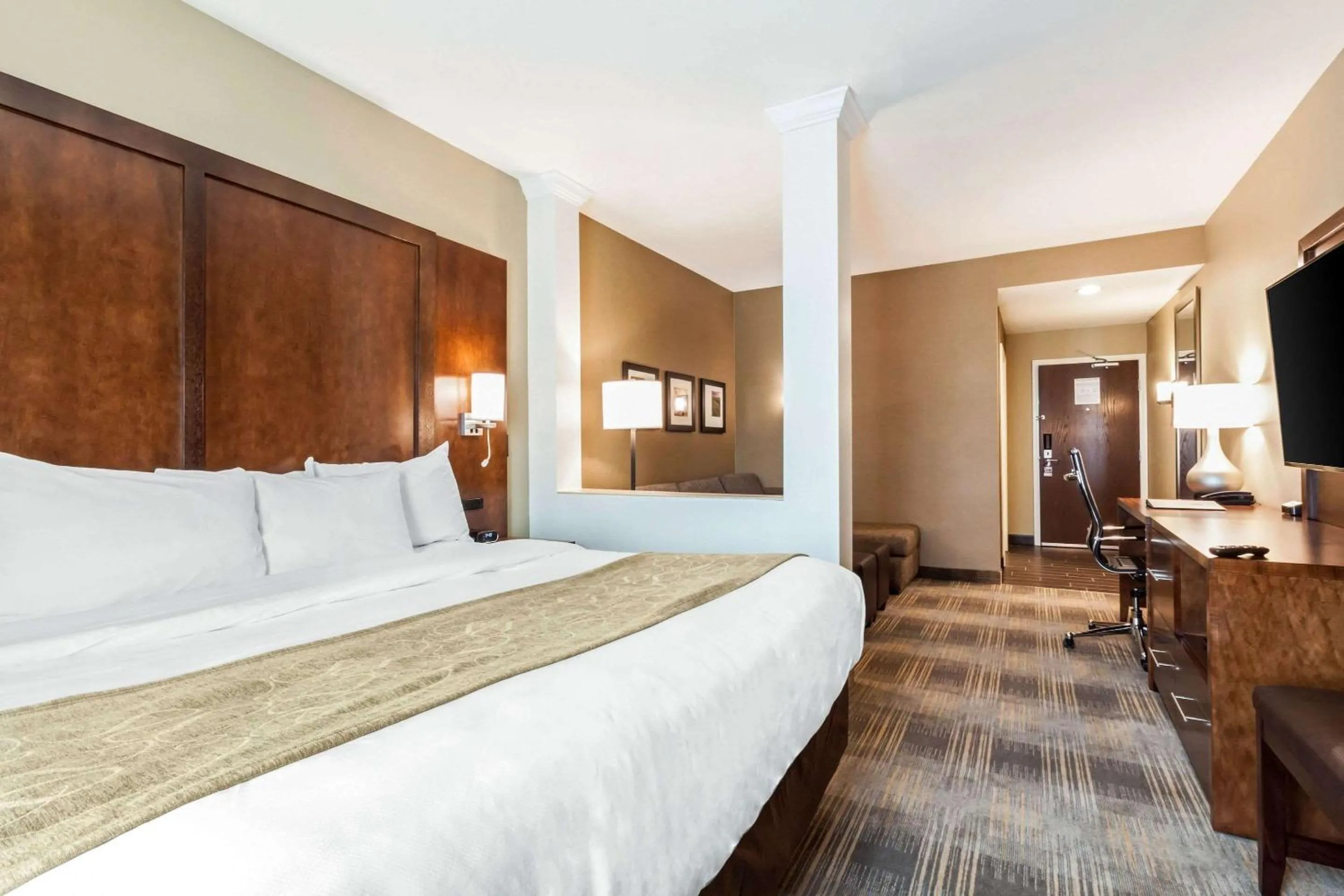 Bedroom, Bed in Comfort Suites University Brookings