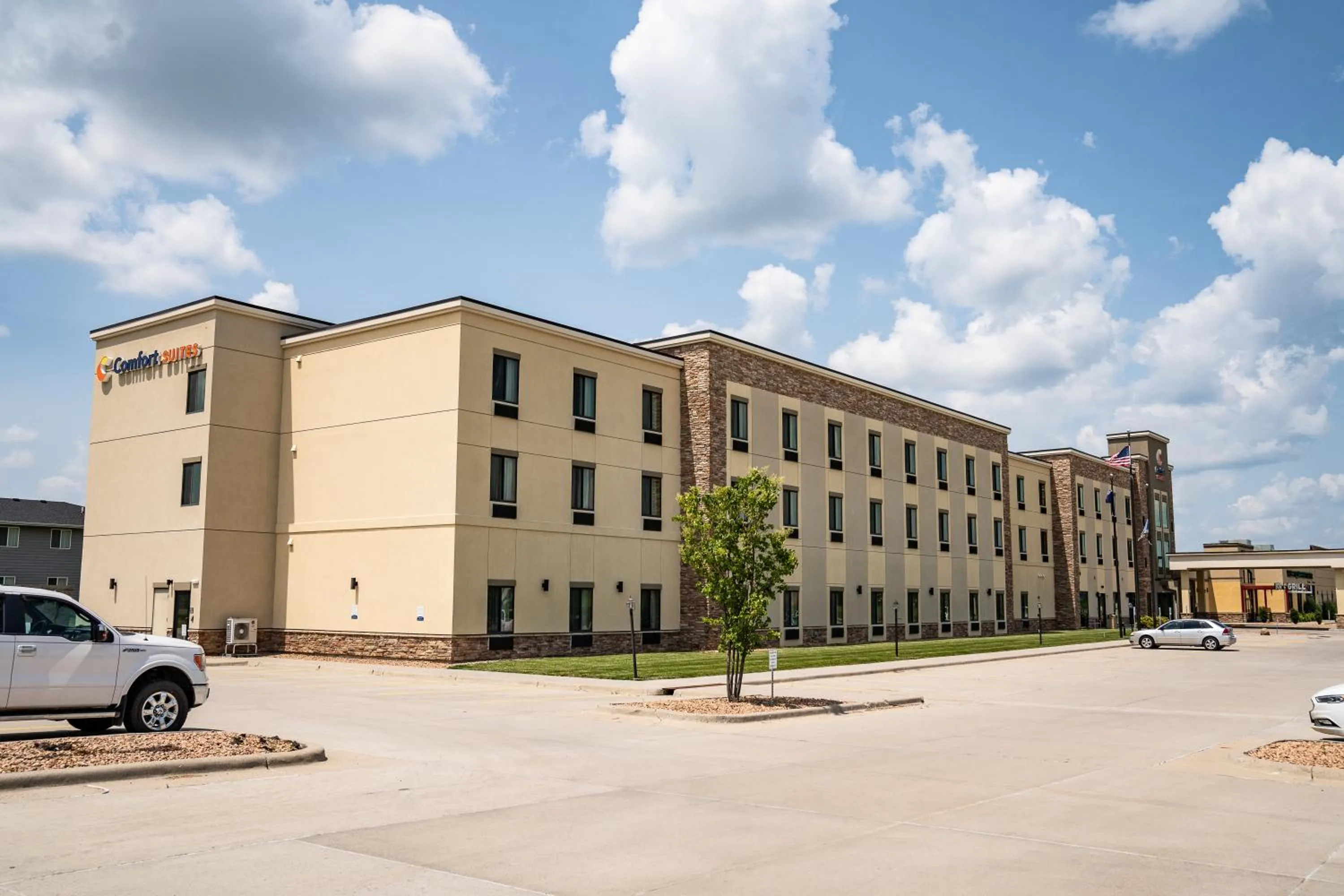 Property building in Comfort Suites University Brookings