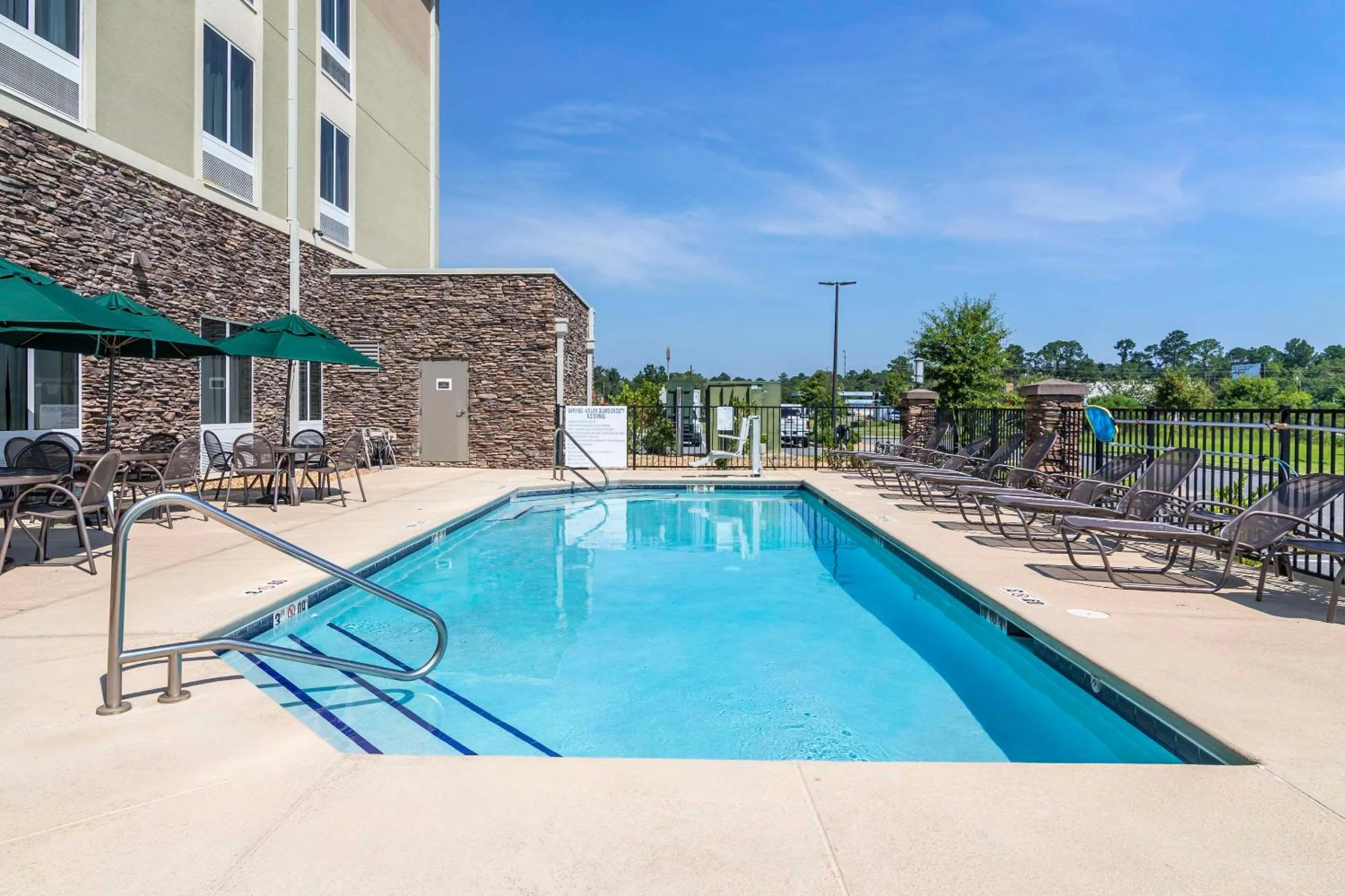 Swimming pool in Comfort Inn & Suites Valdosta I-75
