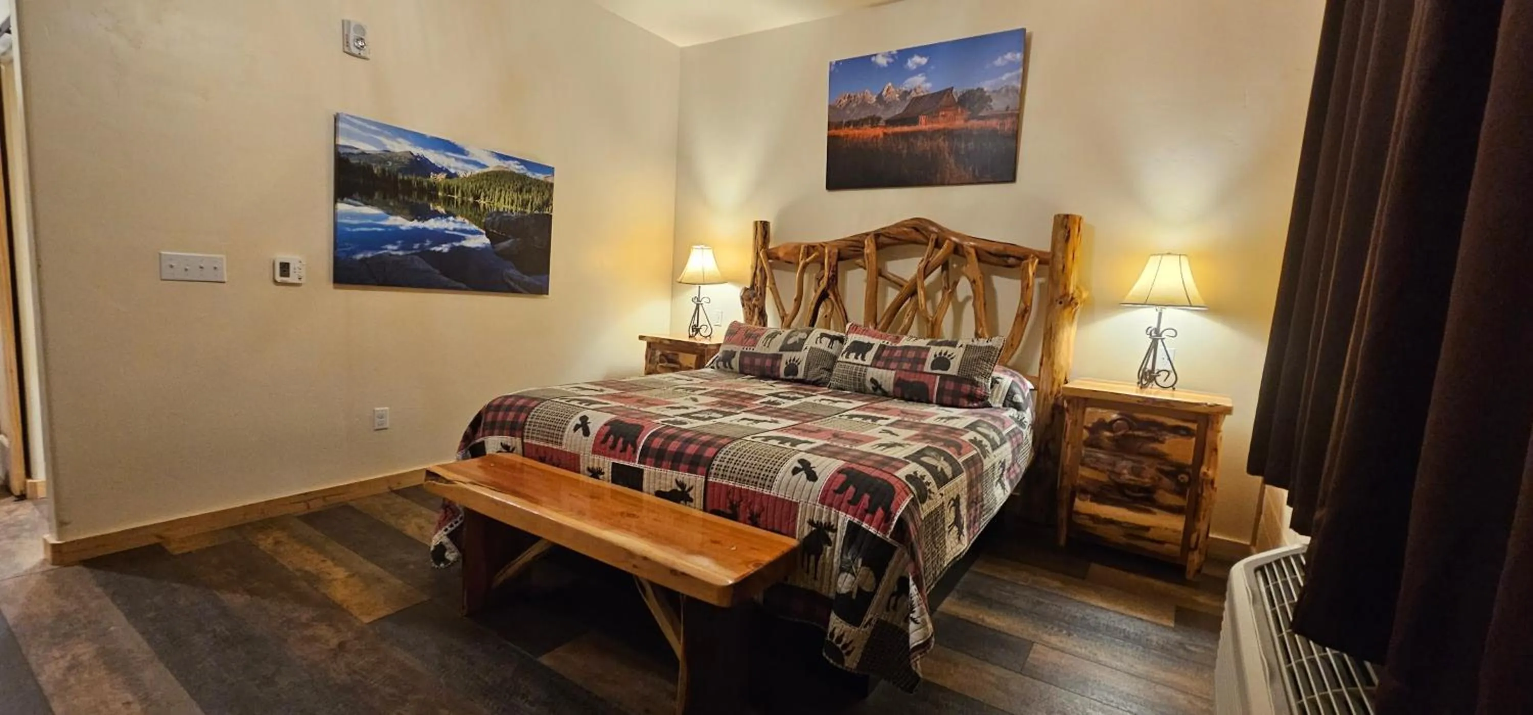 Bedroom, Bed in Gateway Inn