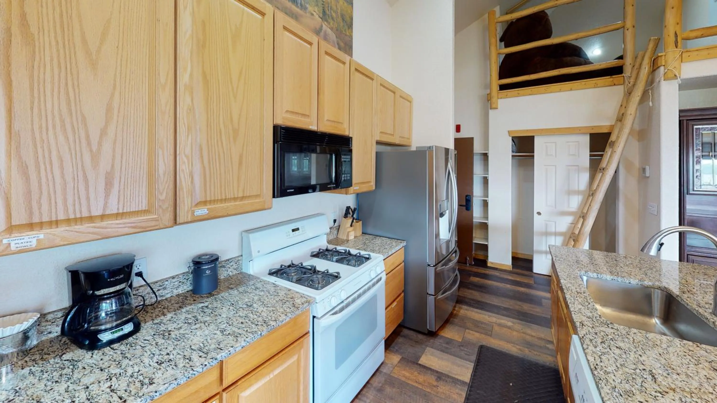 Kitchen or kitchenette in Gateway Inn