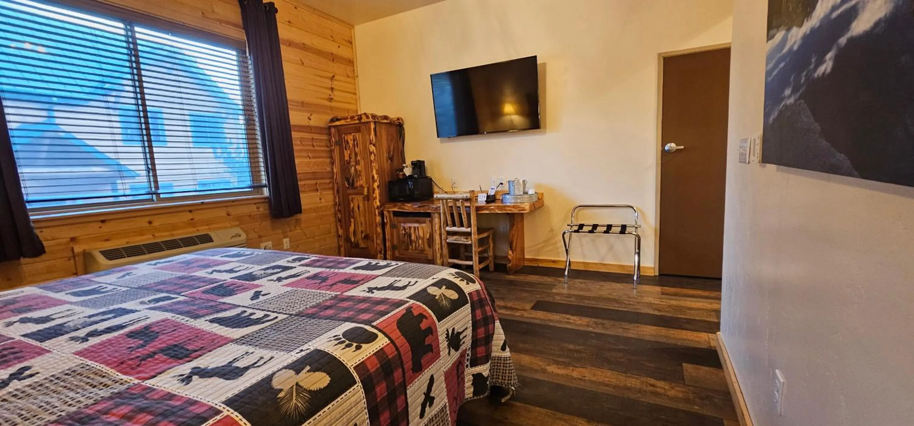 Bedroom, Bed in Gateway Inn