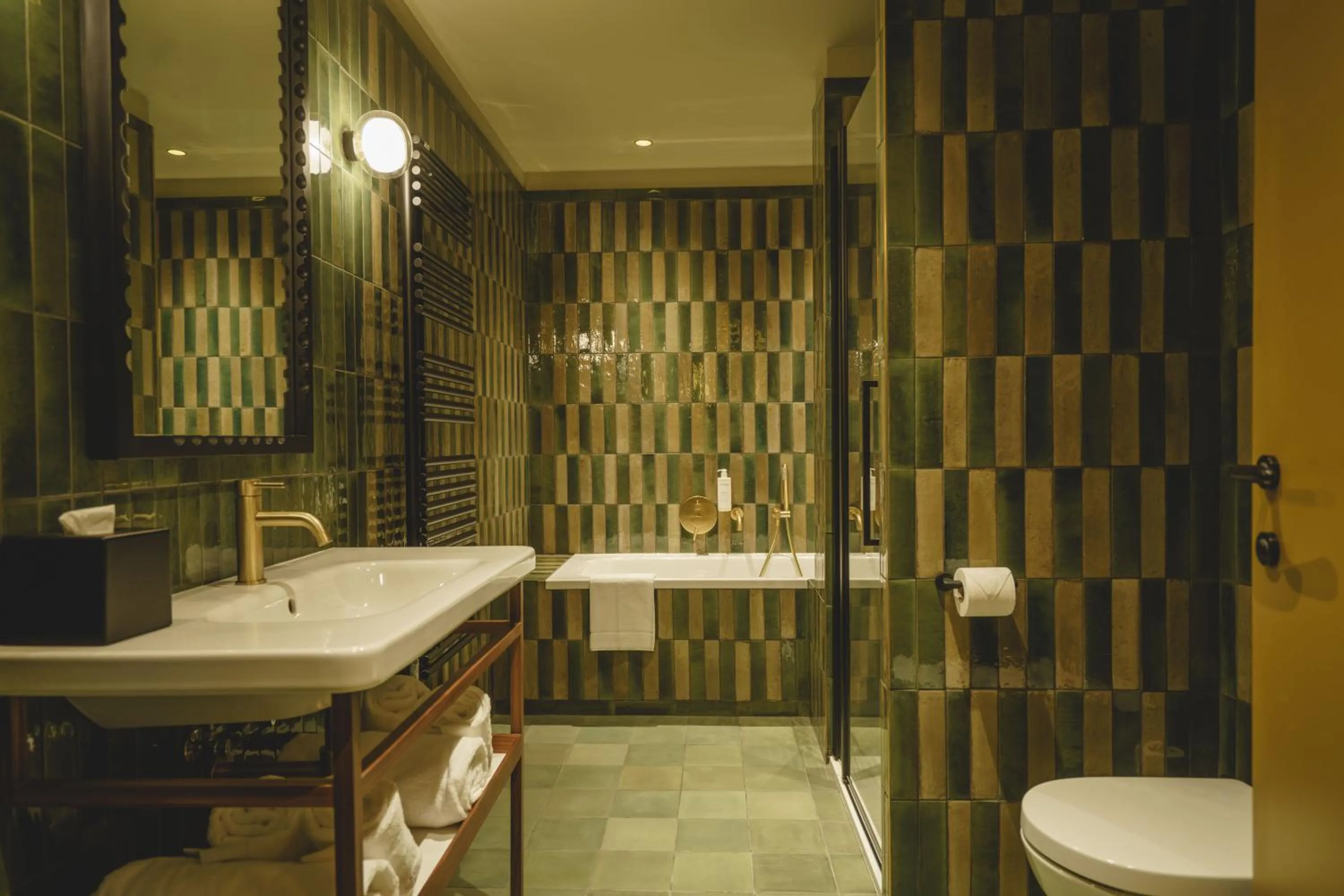 Bathroom in Hotel Gounod Fully Renovated